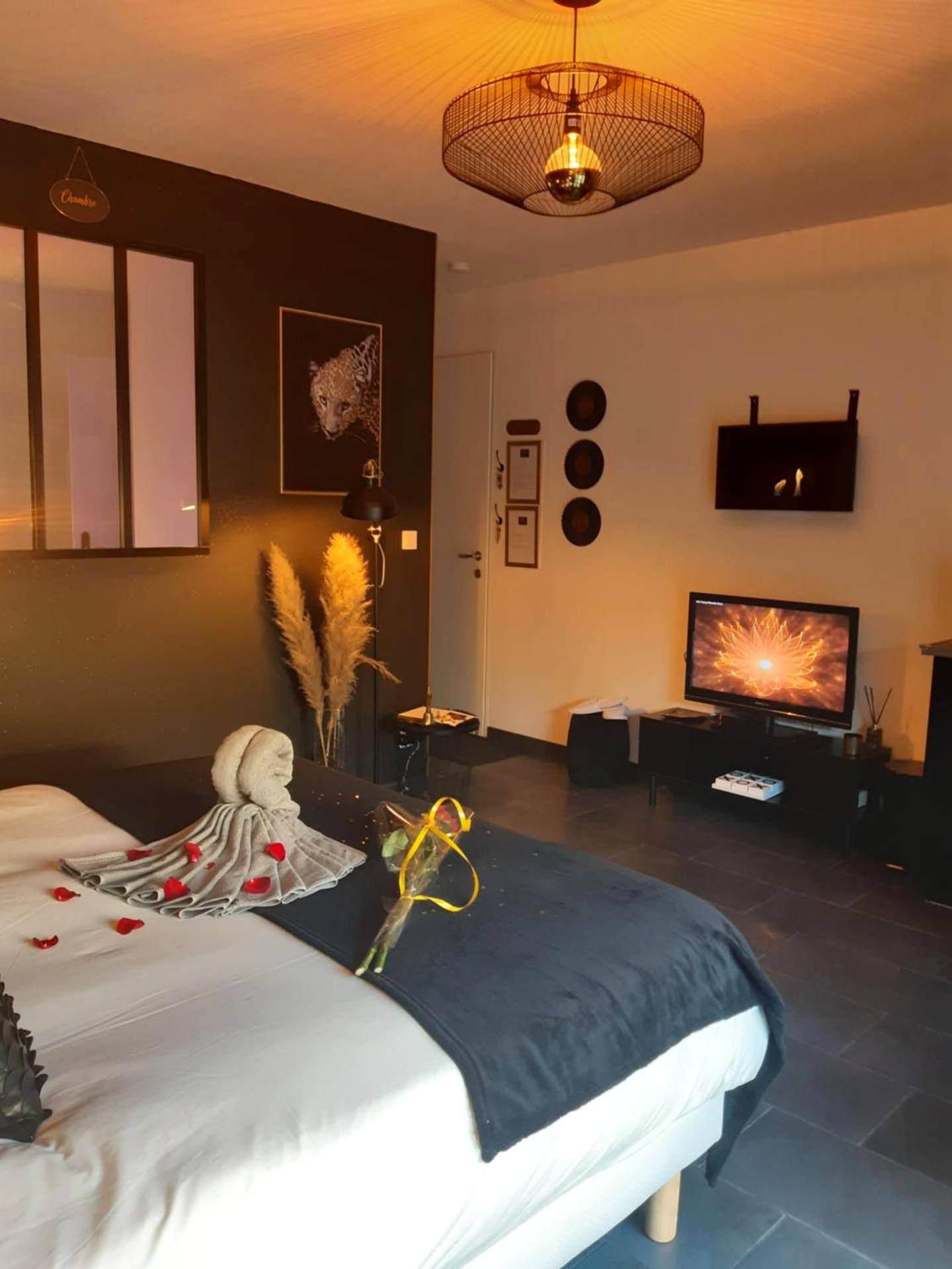 Chambre avec pétales de rose et télévision - LOVER'S ROOM OR