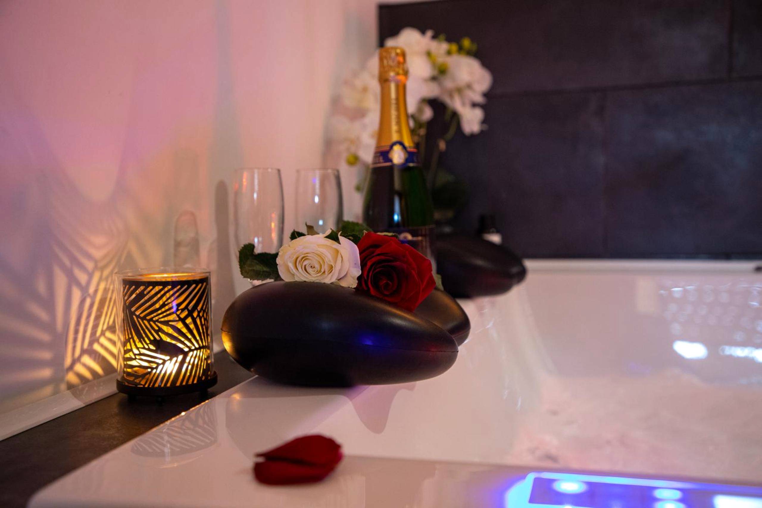 Détails romantiques au bord du jacuzzi - Élégante baie - LOVER'S ROOM OR