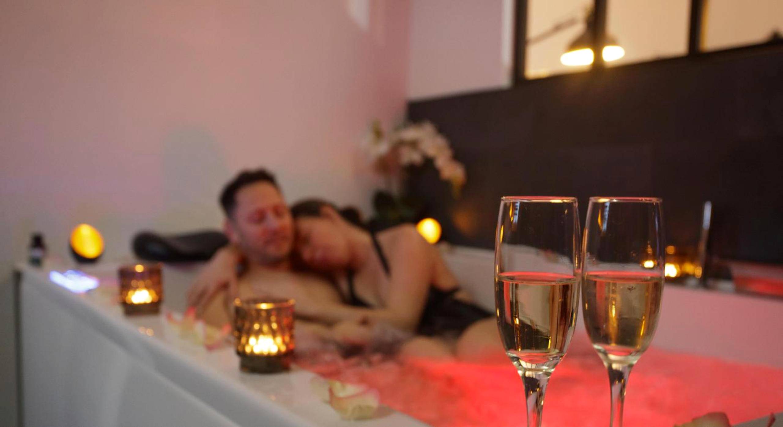 Couple se relaxant dans le jacuzzi aux bougies - LOVER'S ROOM OR