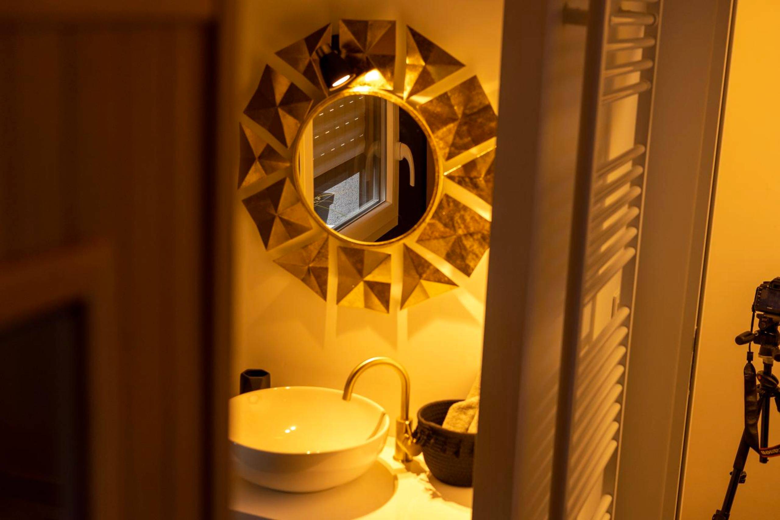 Vasque design et miroir soleil doré - Élégante baie - LOVER'S ROOM OR