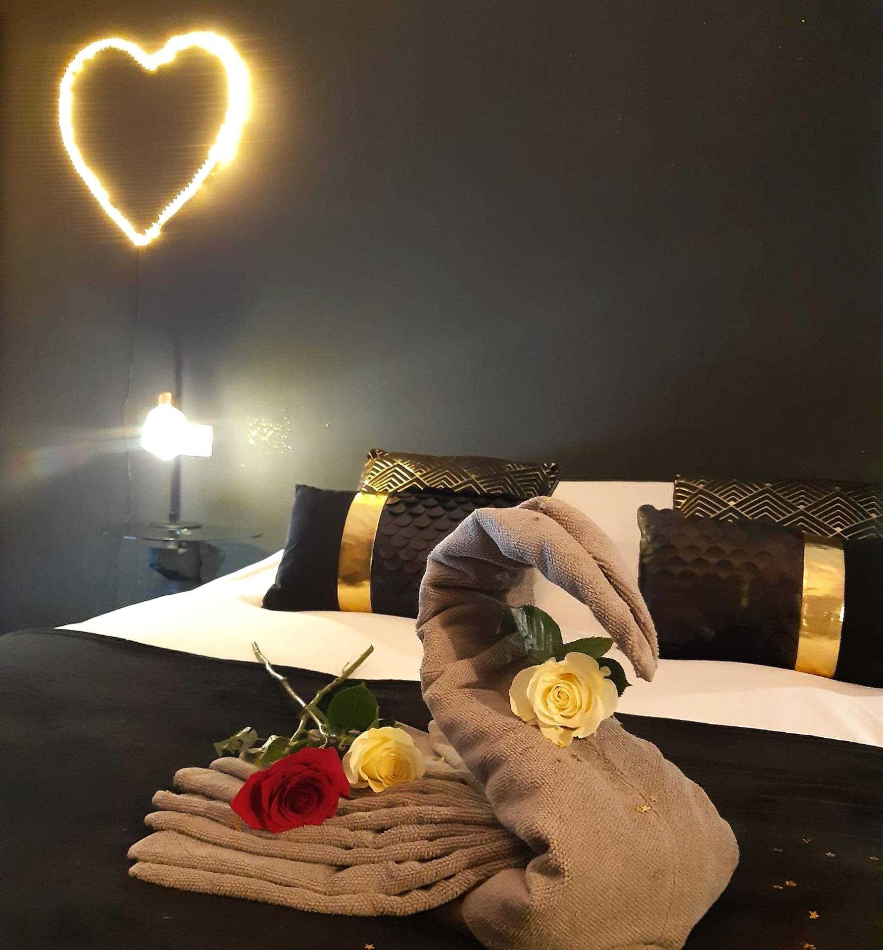Cygne en serviette et roses sur lit king size - LOVER'S ROOM OR