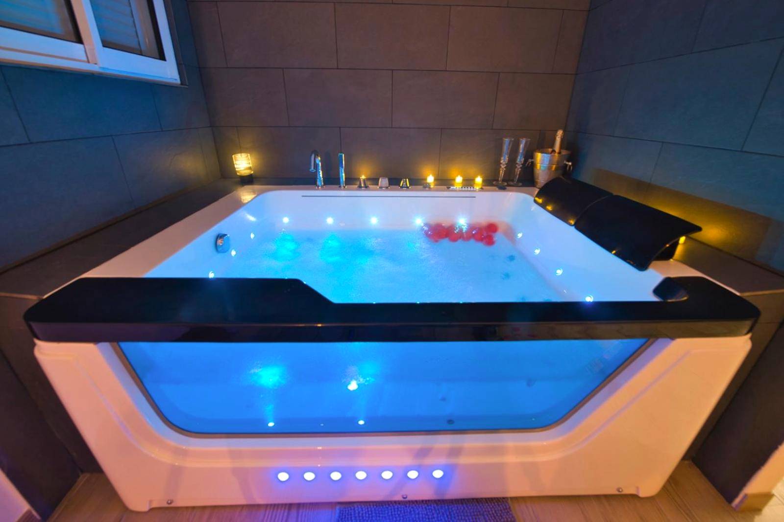 Jacuzzi privatif avec éclairage LED bleu - Love Room Cannes - Love Suite and SPA - CANNES