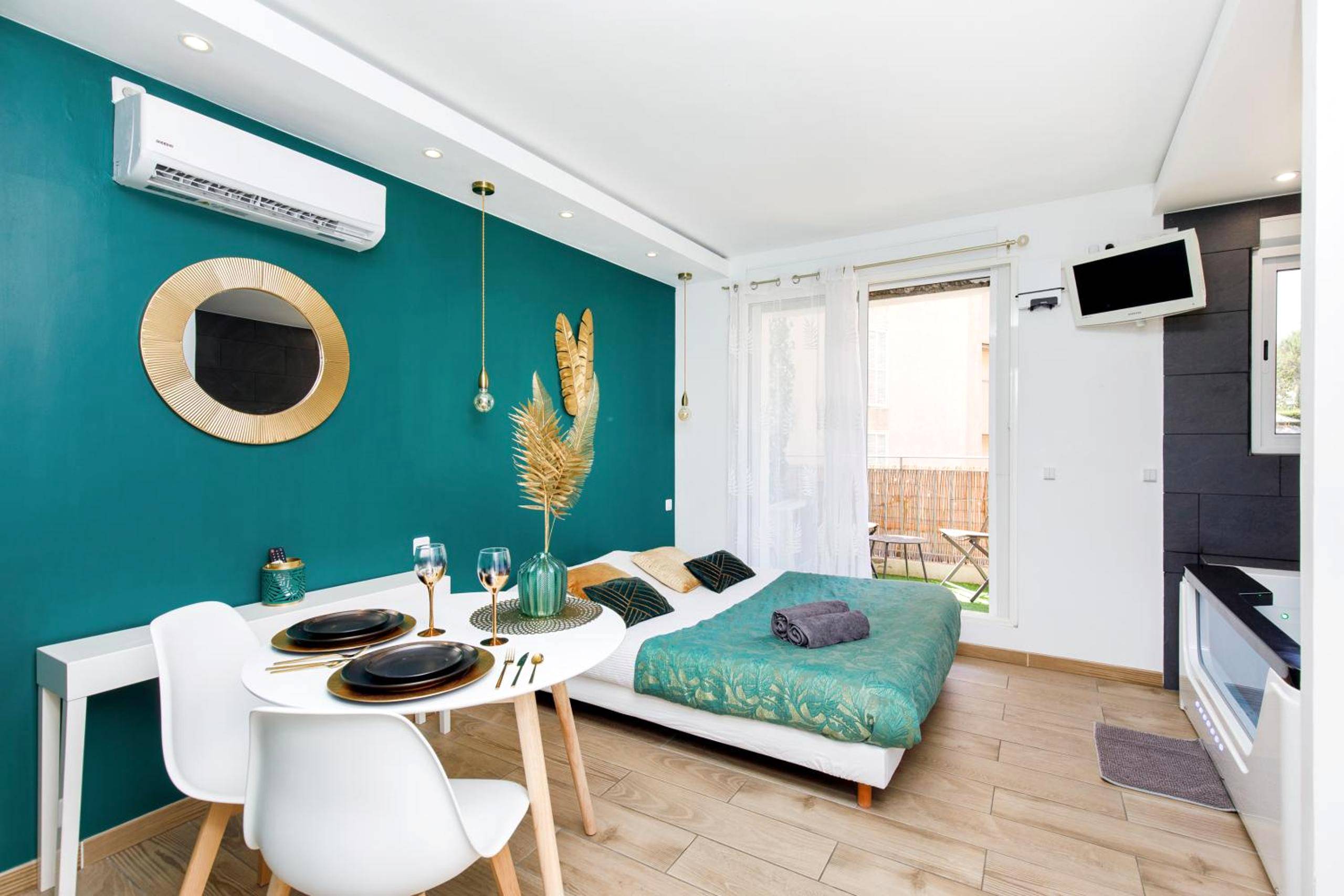 Suite avec coin repas et lit double - Love Suite and SPA - CANNES