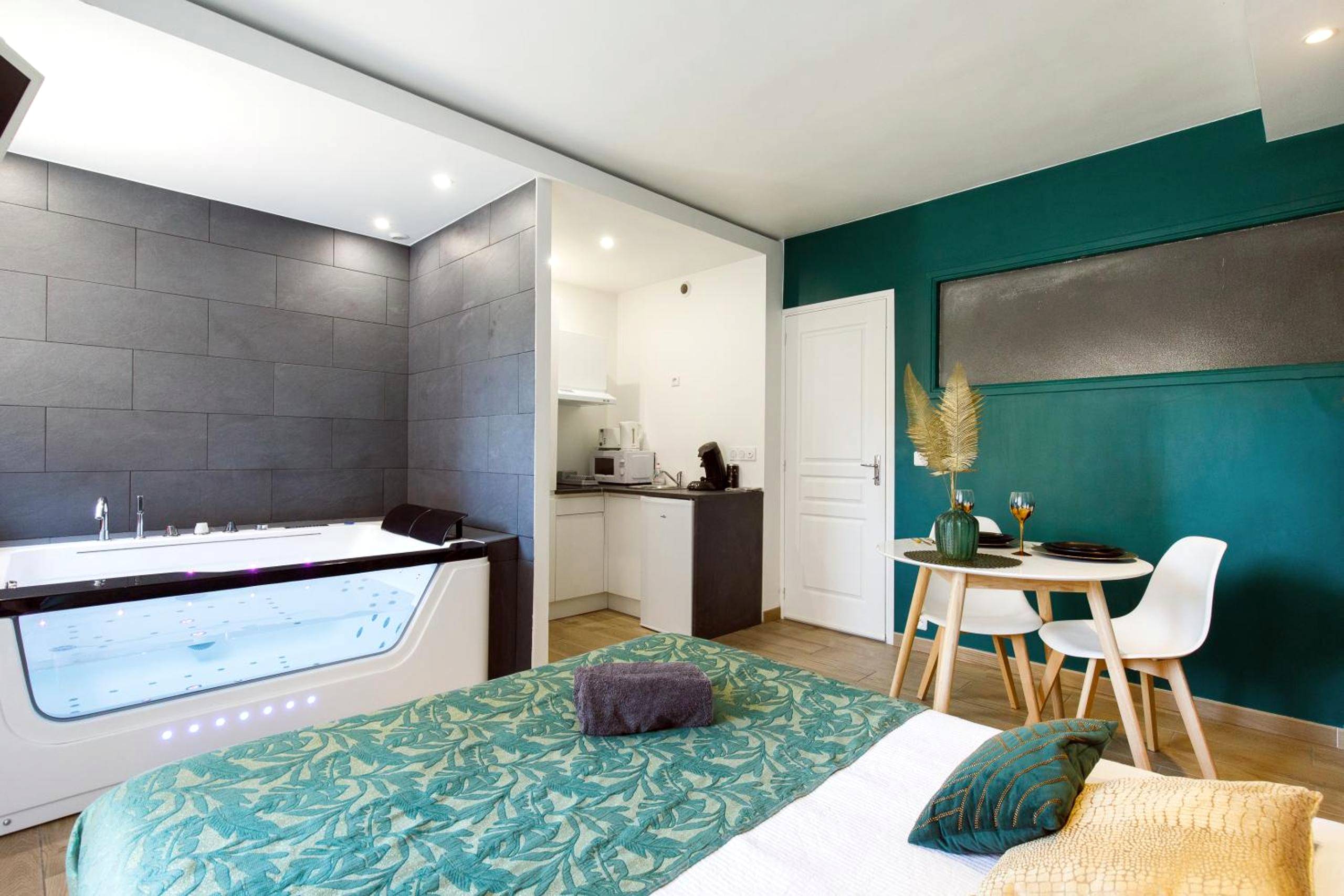Vue d'ensemble avec lit, table et jacuzzi - Love Suite and SPA - CANNES
