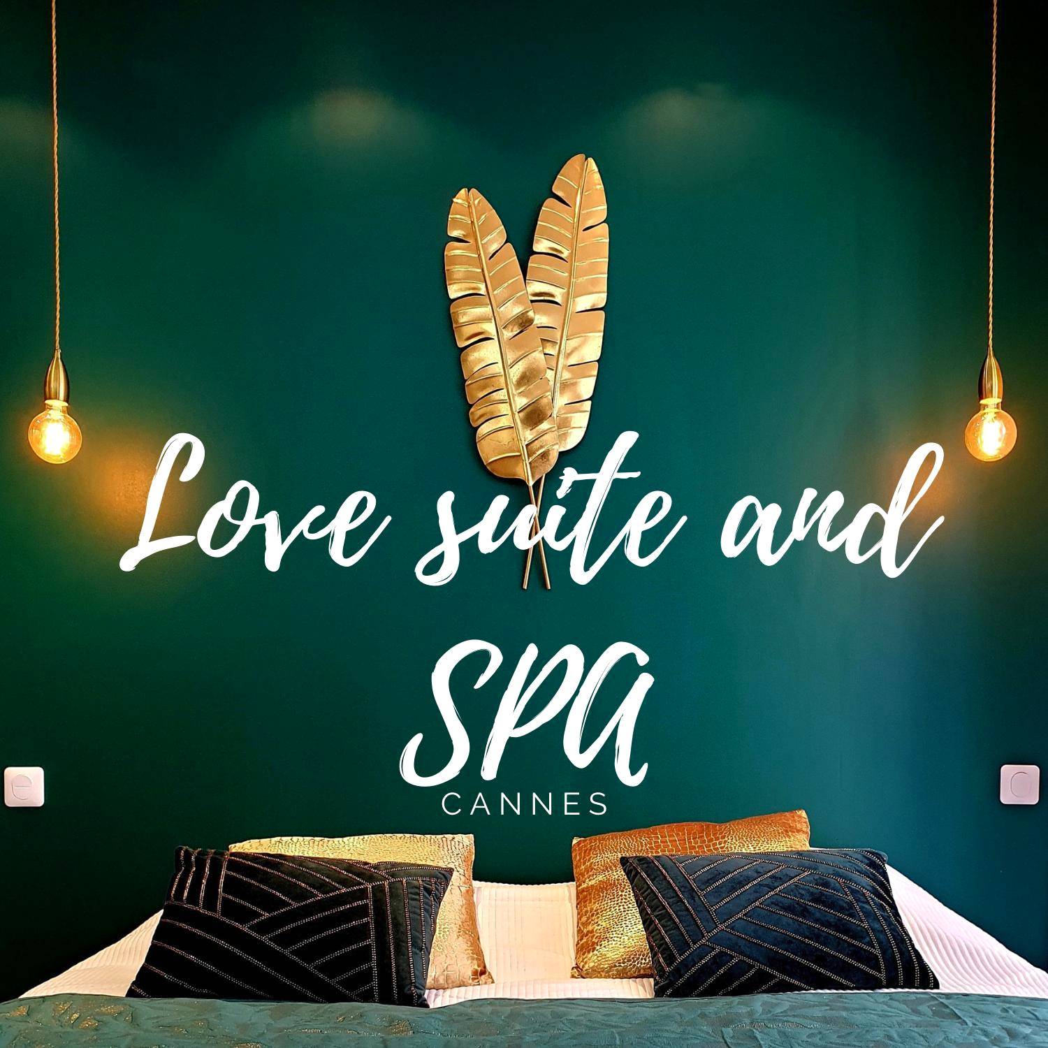 Tête de lit avec décoration dorée et coussins - Love Suite and SPA - CANNES