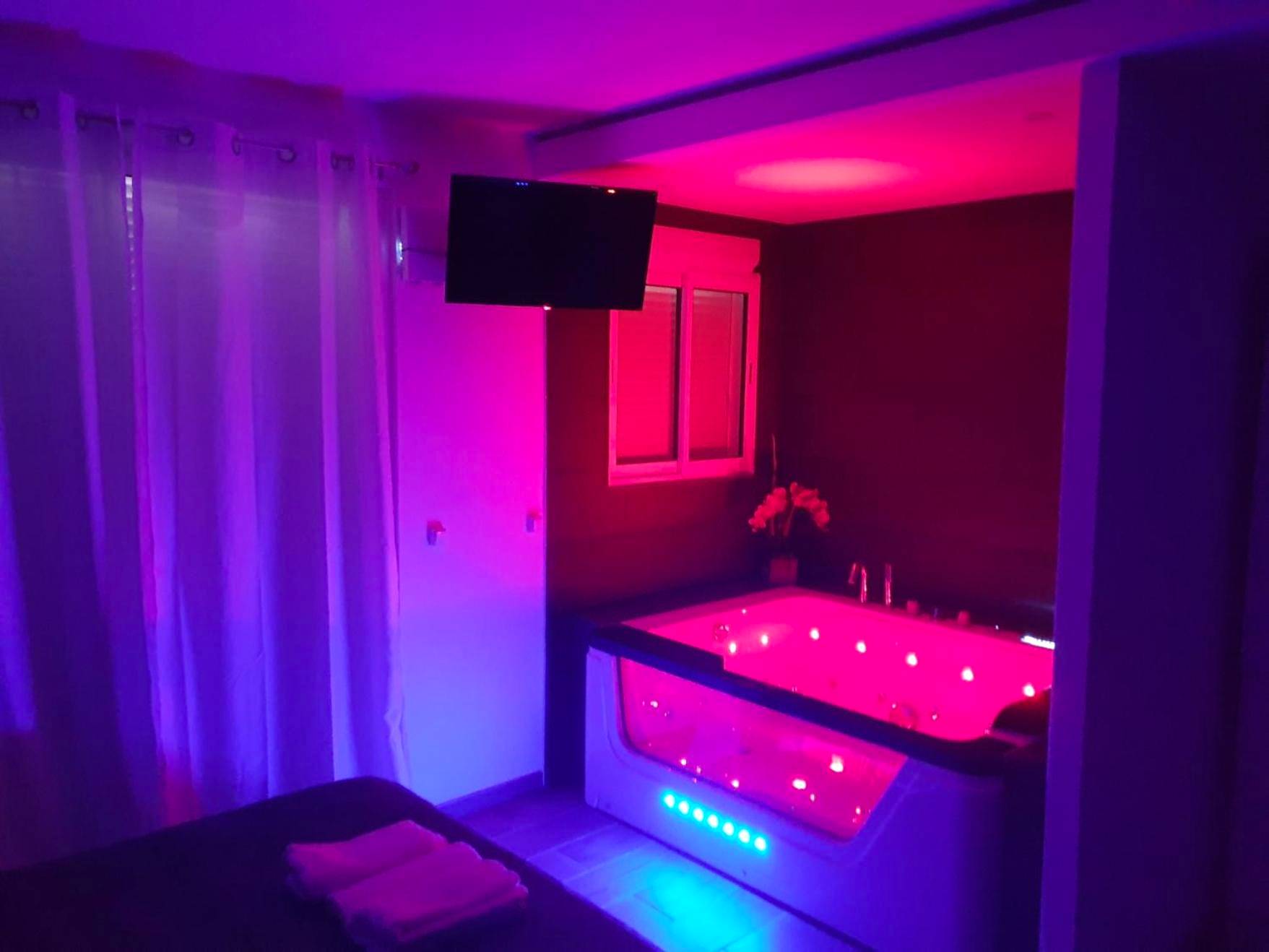 Baignoire balnéo sous lumière tamisée rose - Love Suite and SPA - CANNES