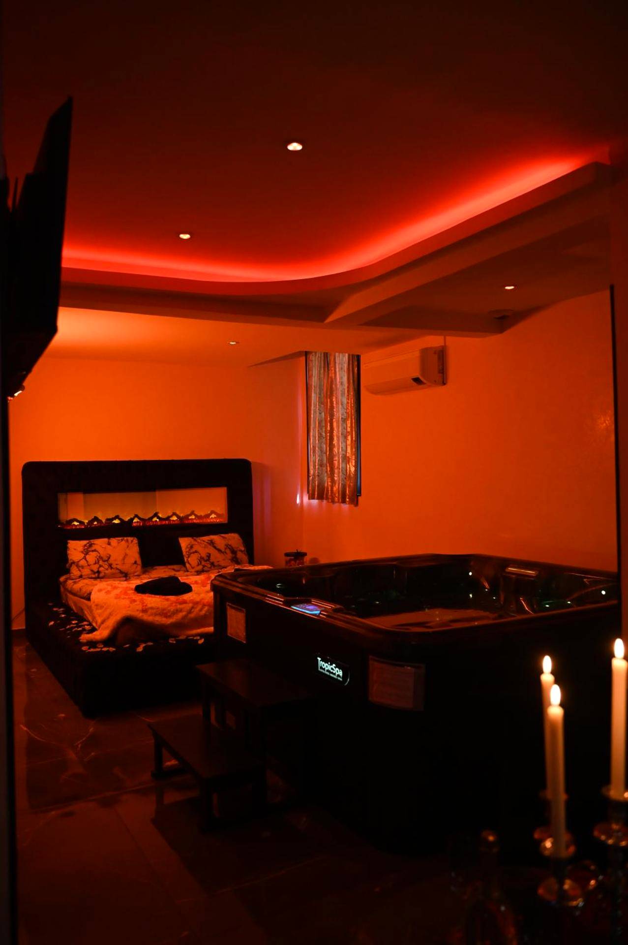 Jacuzzi privatif et lit avec ambiance rouge - Love Room Marseille - Love Time