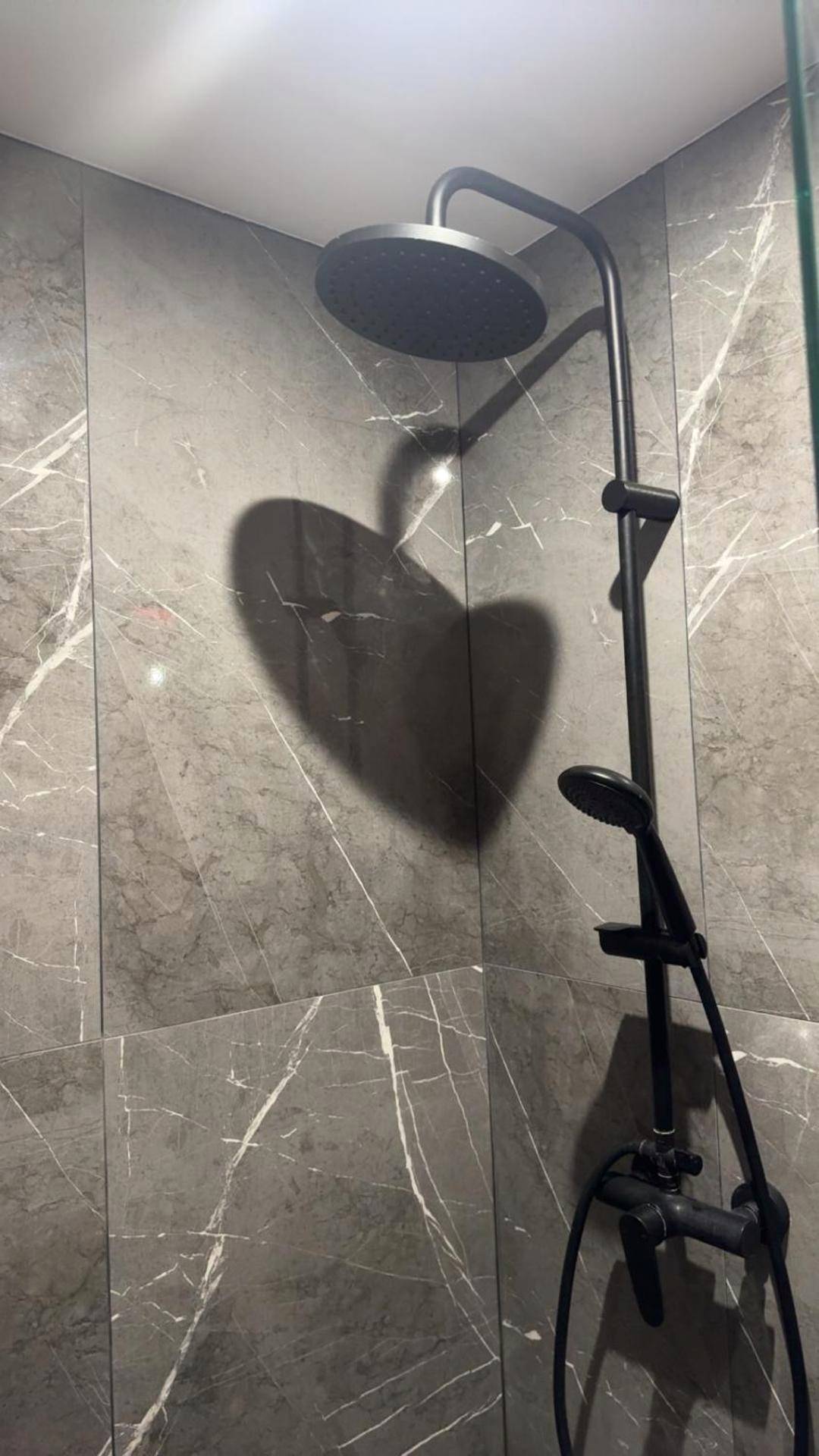 Douche à l'italienne avec robinetterie noire - Love Time