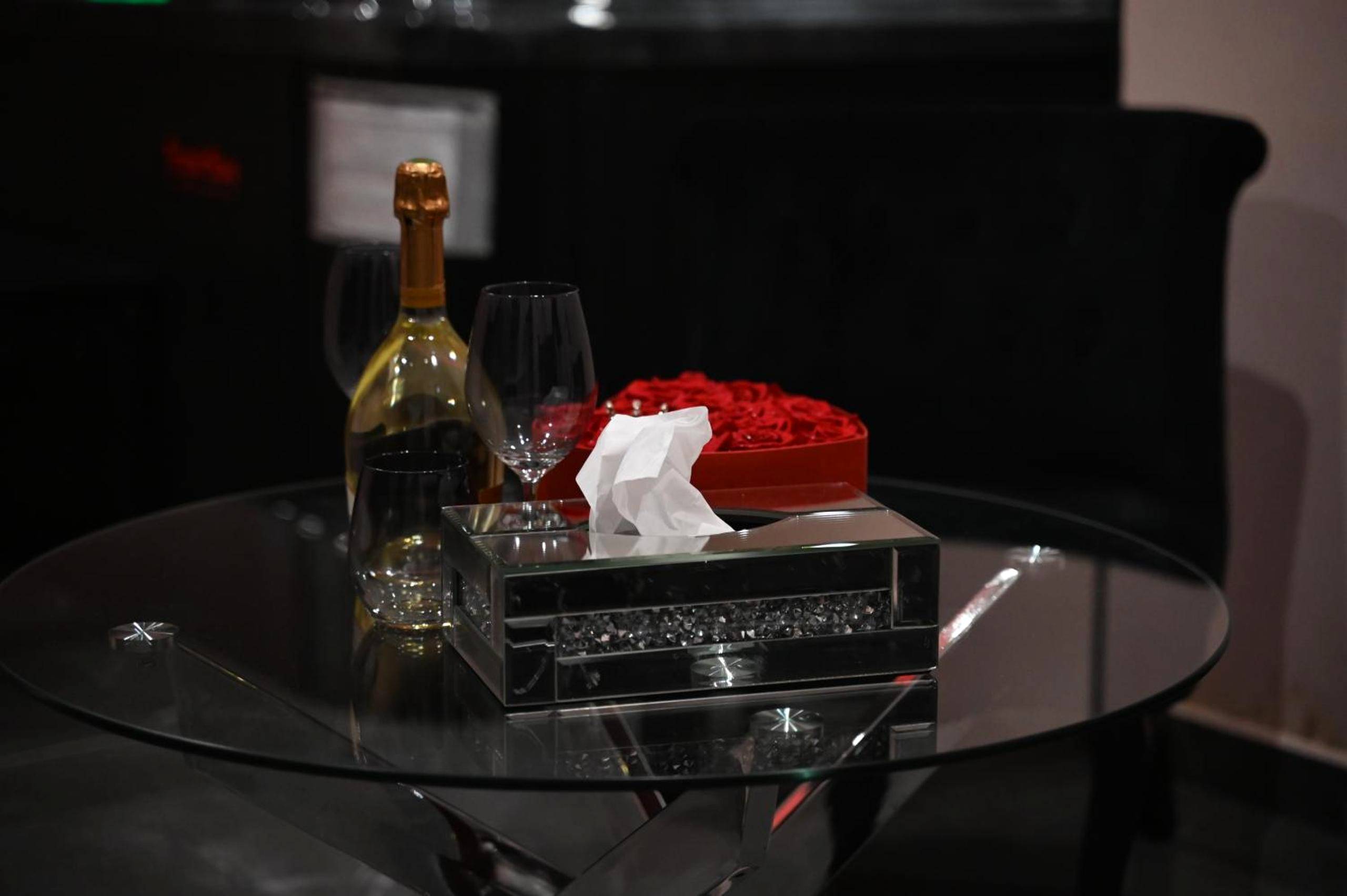 Bouteille et verres sur table en verre - Love Time