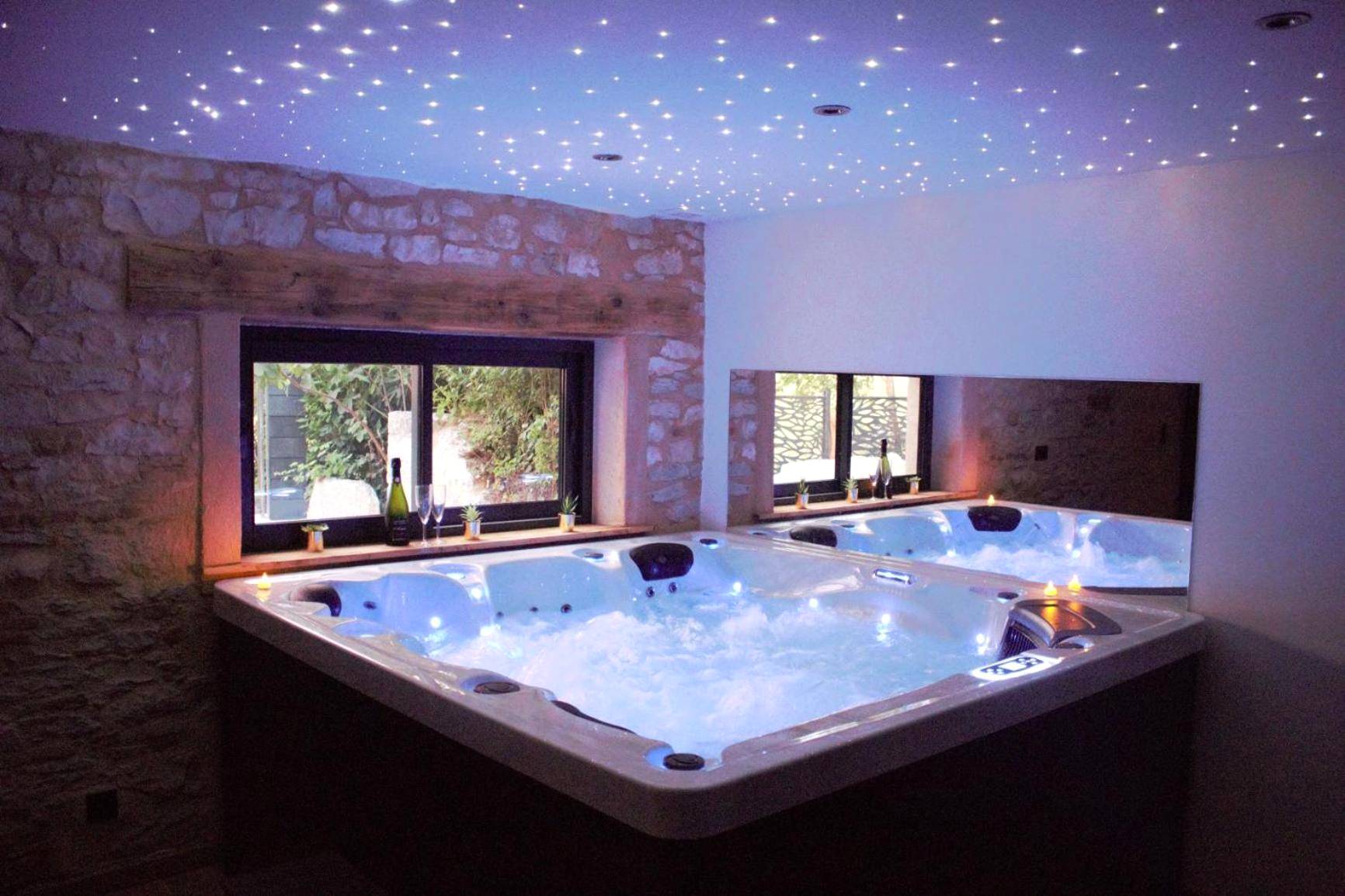 Jacuzzi avec ciel étoilé et mur en pierre - Love Room Caussade - lov'HOME
