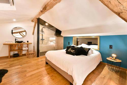 Chambre sous combles avec lit double et douche - lov'HOME