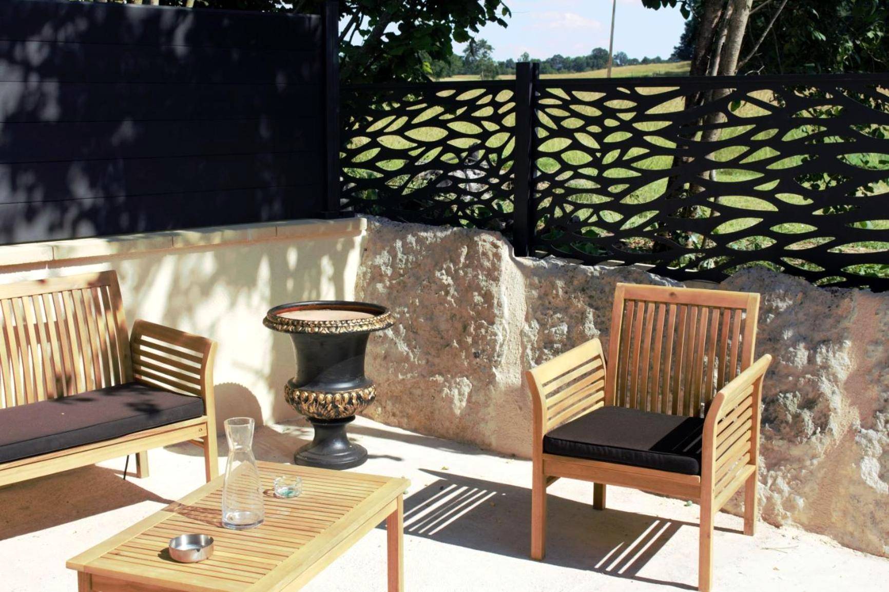 Terrasse privative avec mobilier en bois - lov'HOME