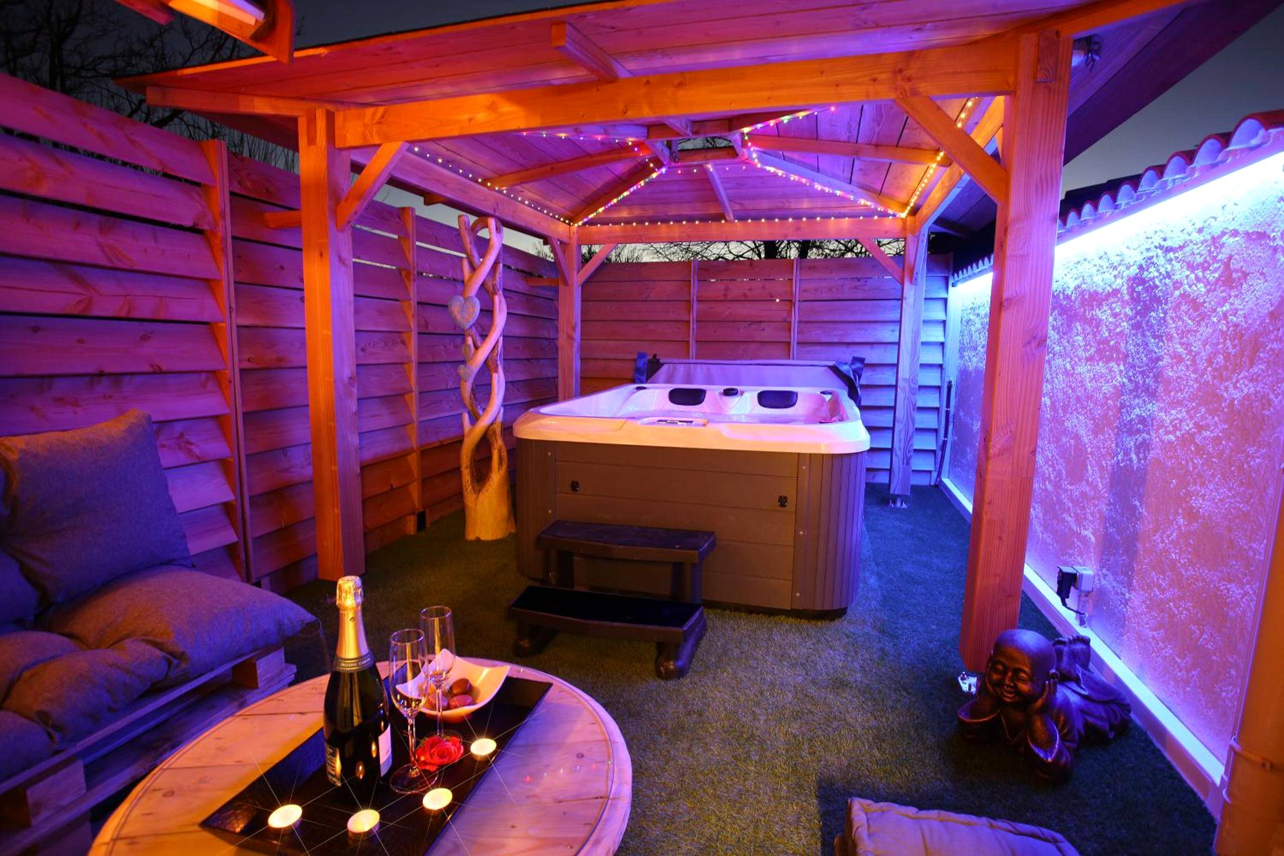 Jacuzzi extérieur sous pergola avec néons - Love Room Velaux - Lovina chambre de charme avec jacuzzi