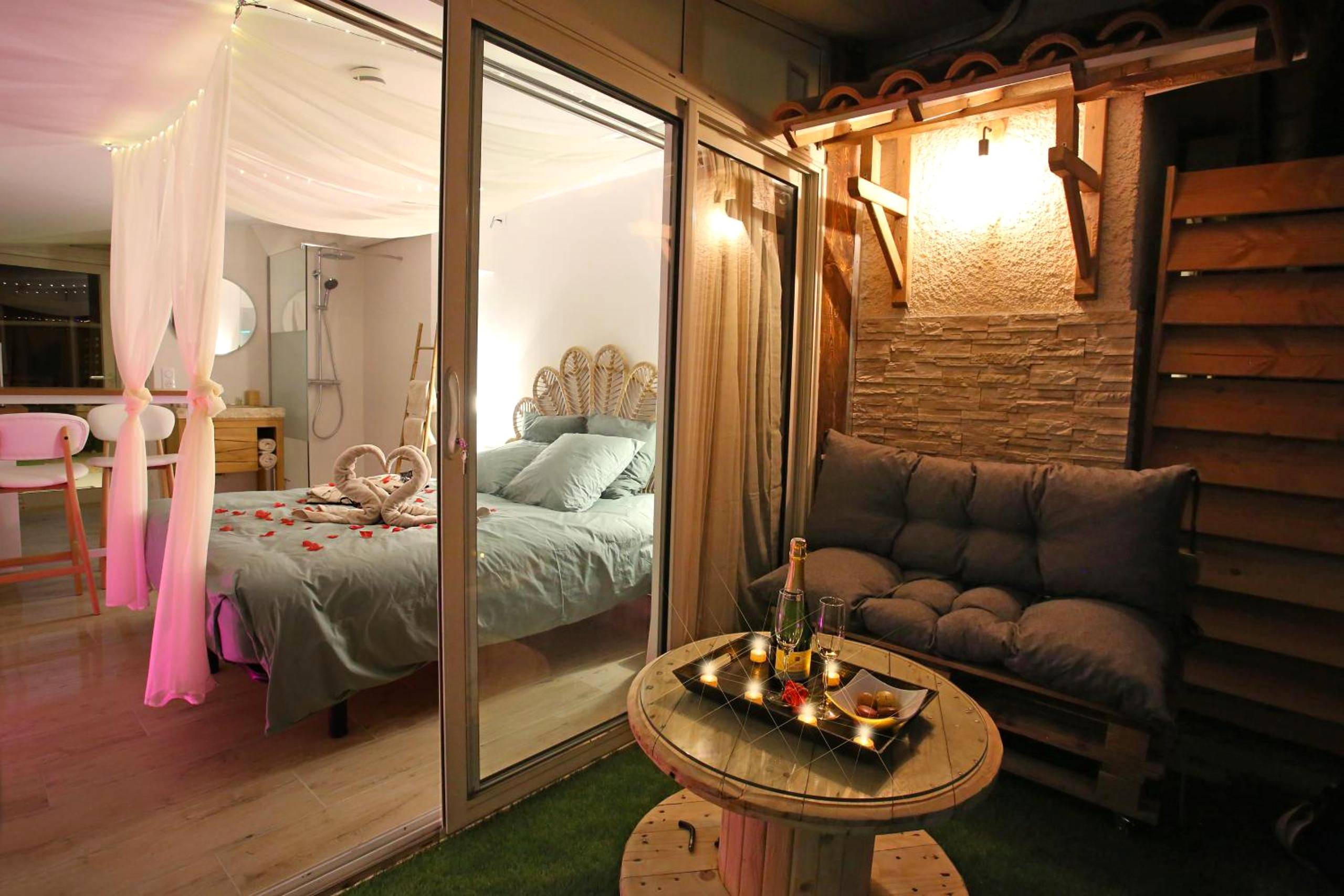 Terrasse aménagée avec vue sur la chambre - Lovina chambre de charme avec jacuzzi