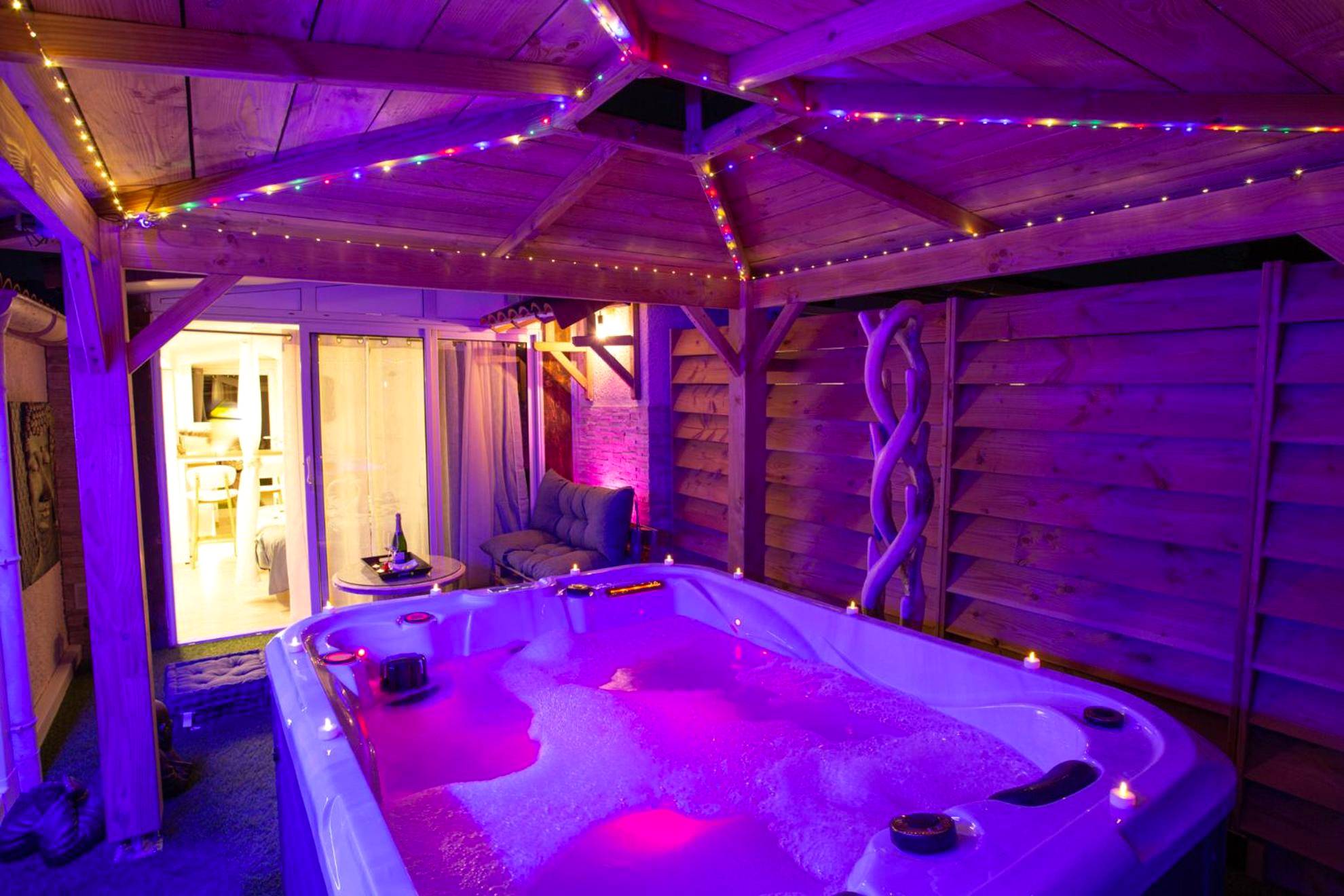 Bain à remous privatif avec éclairage violet - Lovina chambre de charme avec jacuzzi