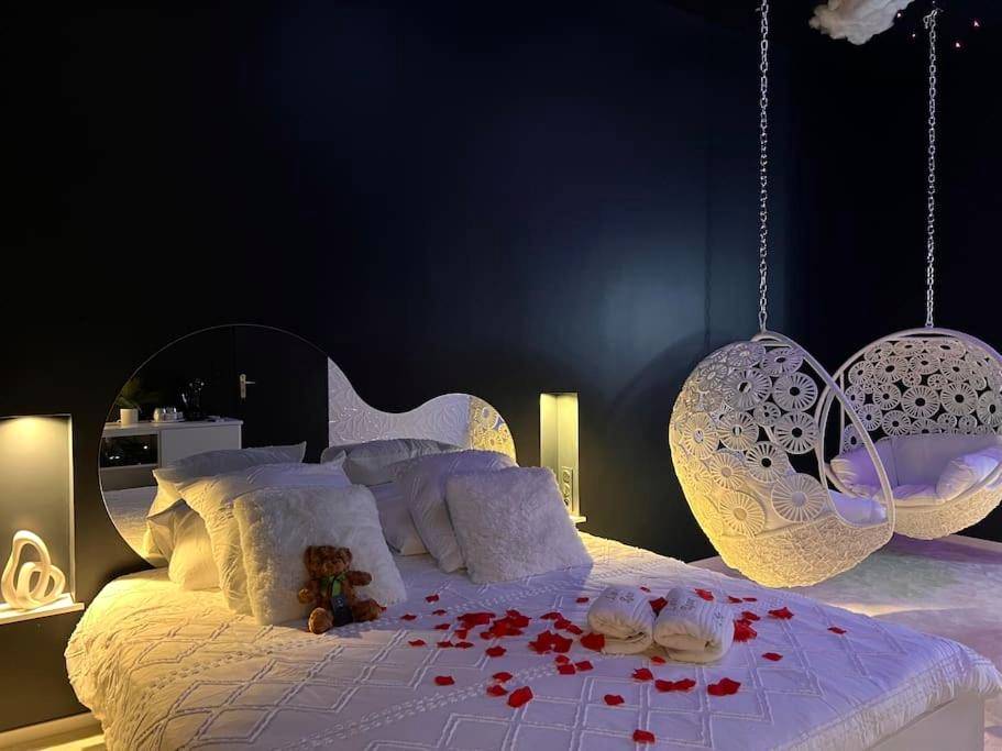 Lit double avec pétales de rose et peluche - Loving room cocooning l’Air
