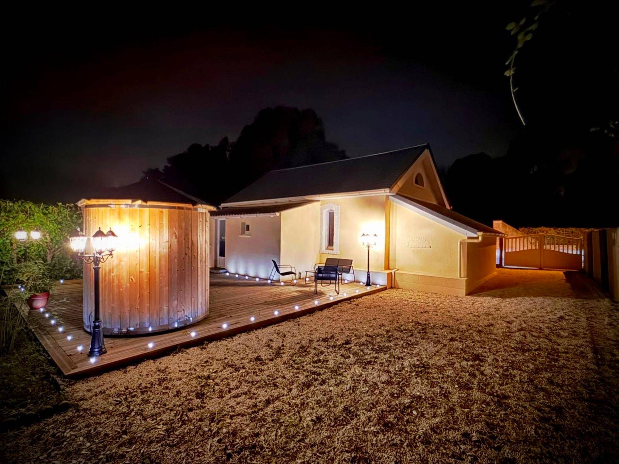 Vue principale - La Lovrette - Maisonnette Romantique avec Balnéo, Sauna Privatif et Expériences Érotiques