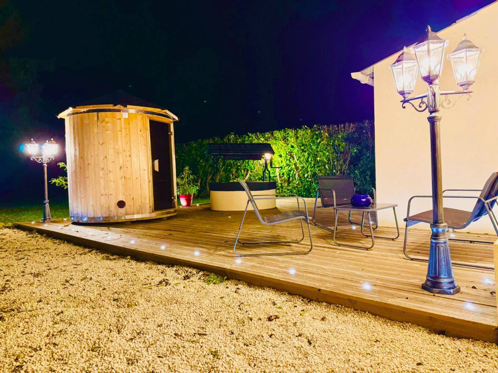 Vue interieure - La Lovrette - Maisonnette Romantique avec Balnéo, Sauna Privatif et Expériences Érotiques