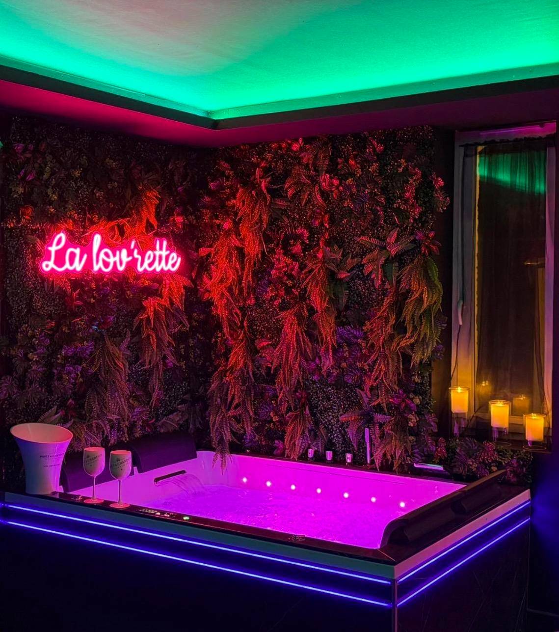 Photo du logement - La Lovrette - Maisonnette Romantique avec Balnéo, Sauna Privatif et Expériences Érotiques