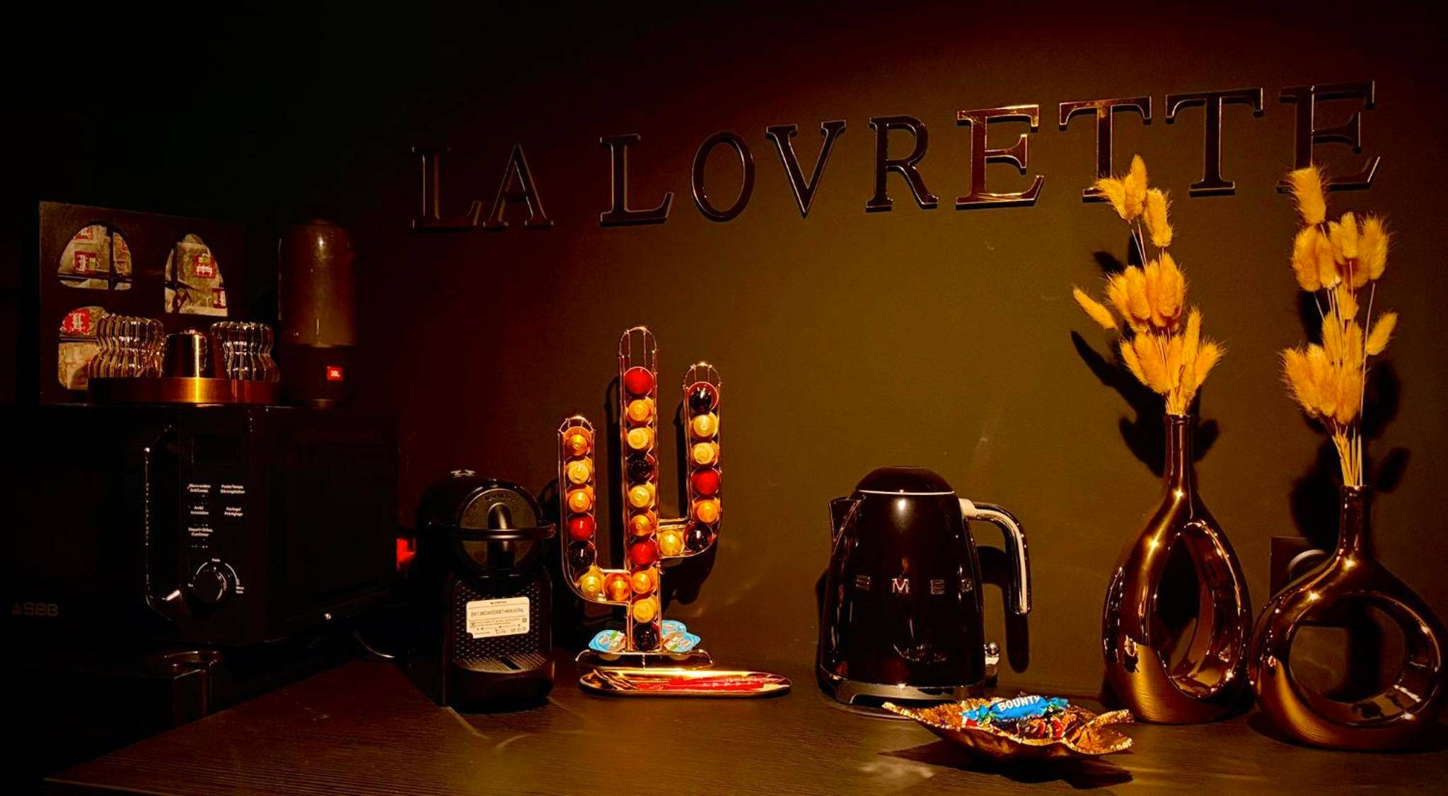 Photo du logement - La Lovrette - Maisonnette Romantique avec Balnéo, Sauna Privatif et Expériences Érotiques