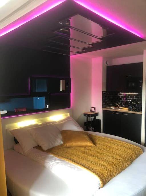 Lit rond sous plafond miroir éclairé en rose - LovRoz