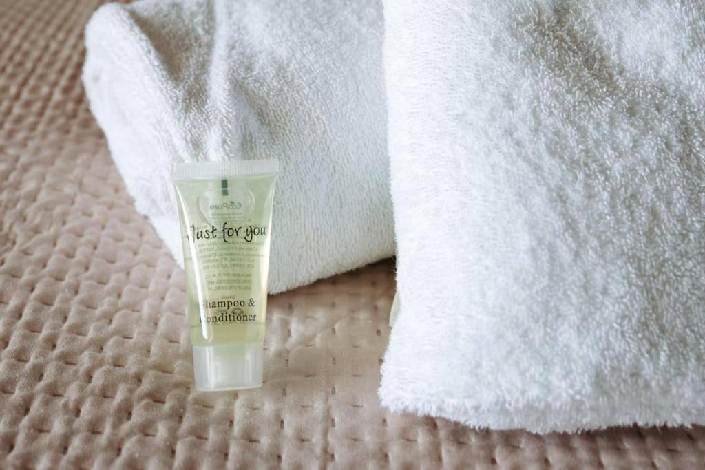 Serviettes blanches et produits d'accueil - LovRoz