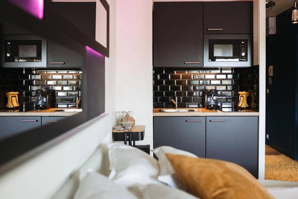 Kitchenette moderne avec crédence en métro noir - LovRoz