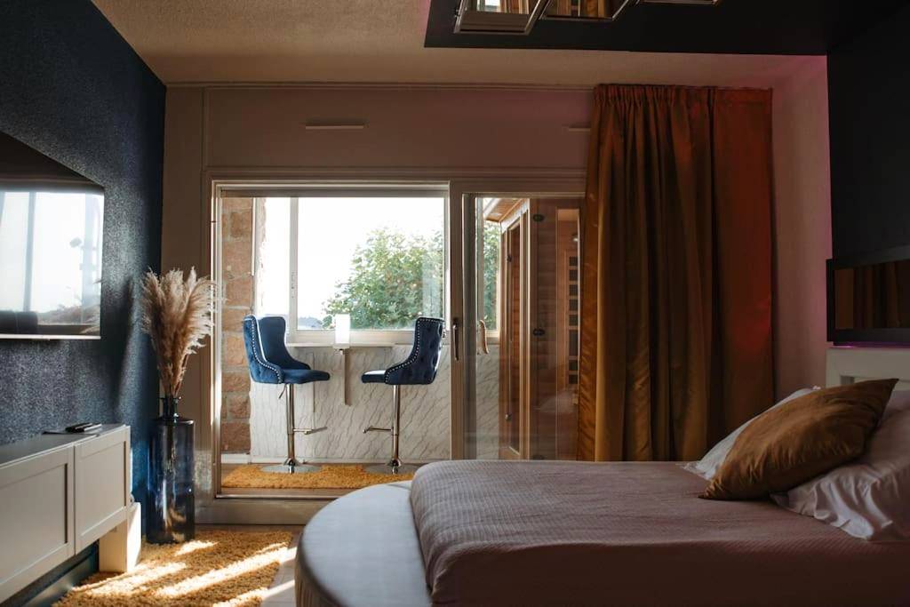 Chambre avec vue sur balcon et chaises hautes - LovRoz