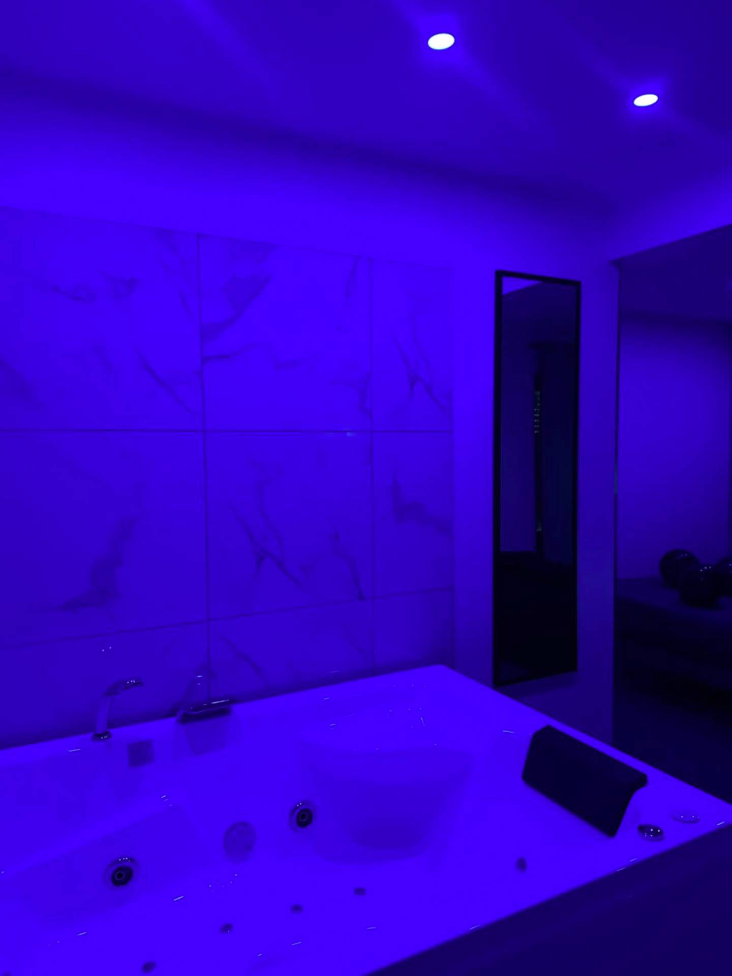 Baignoire balnéo éclairée en bleu - Lov’SPA 2