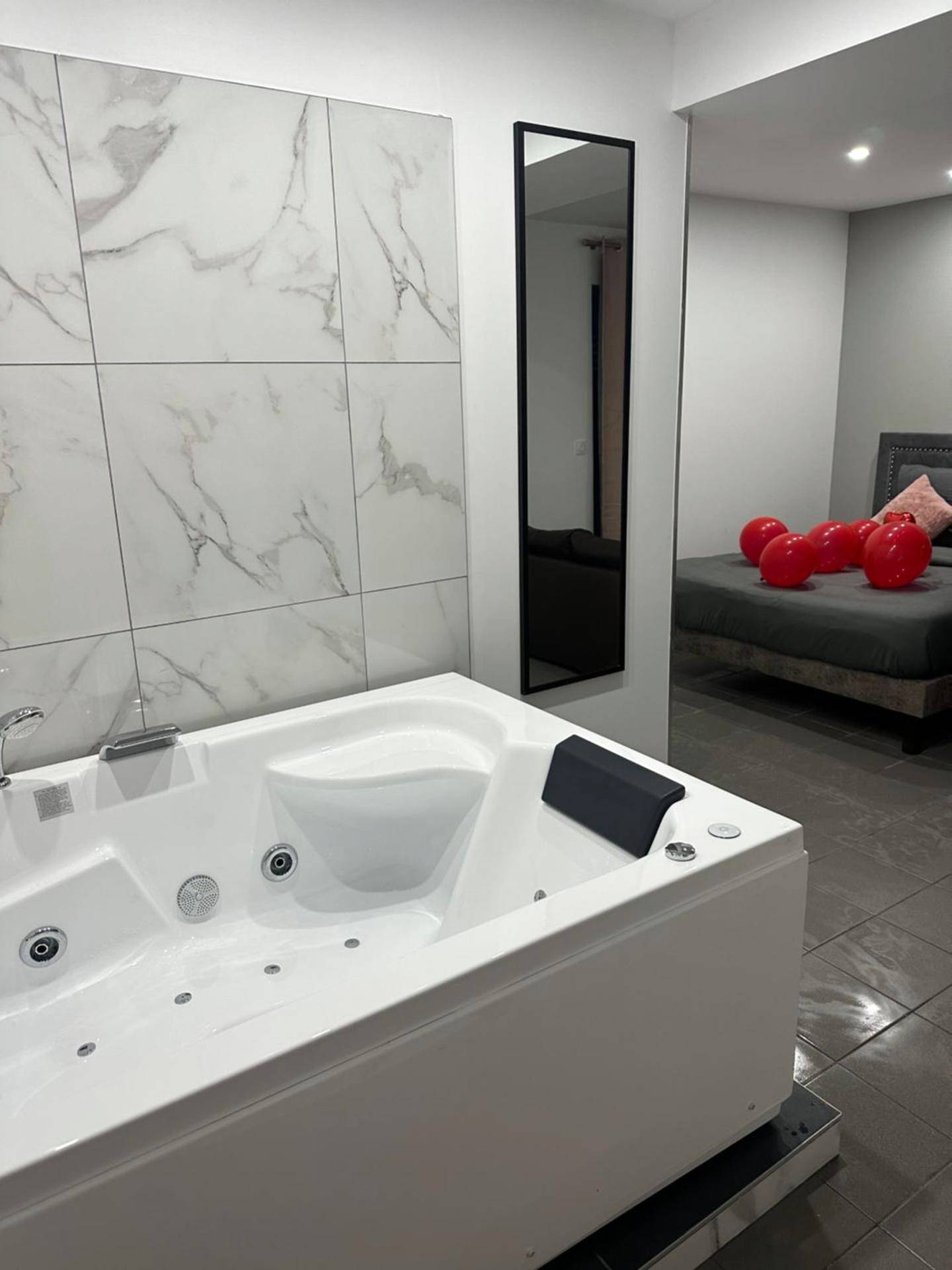 Jacuzzi blanc face à l'espace nuit - Lov’SPA 2