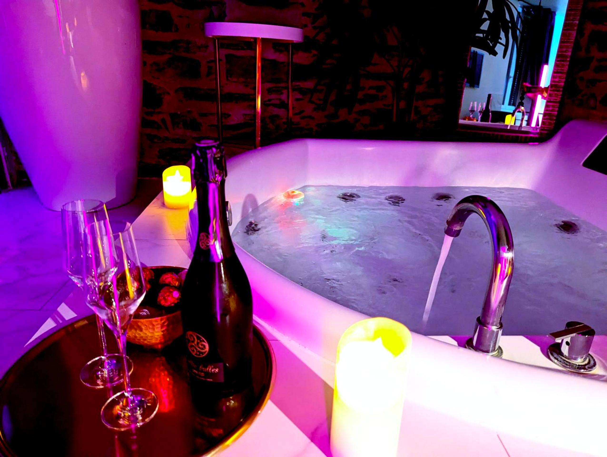 Baignoire balnéo avec champagne et bougies - Love Room Nantes - Le Lovt - LOVE ROOM NANTES