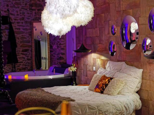 Lit double avec luminaires plumes et miroirs - Le Lovt - LOVE ROOM NANTES
