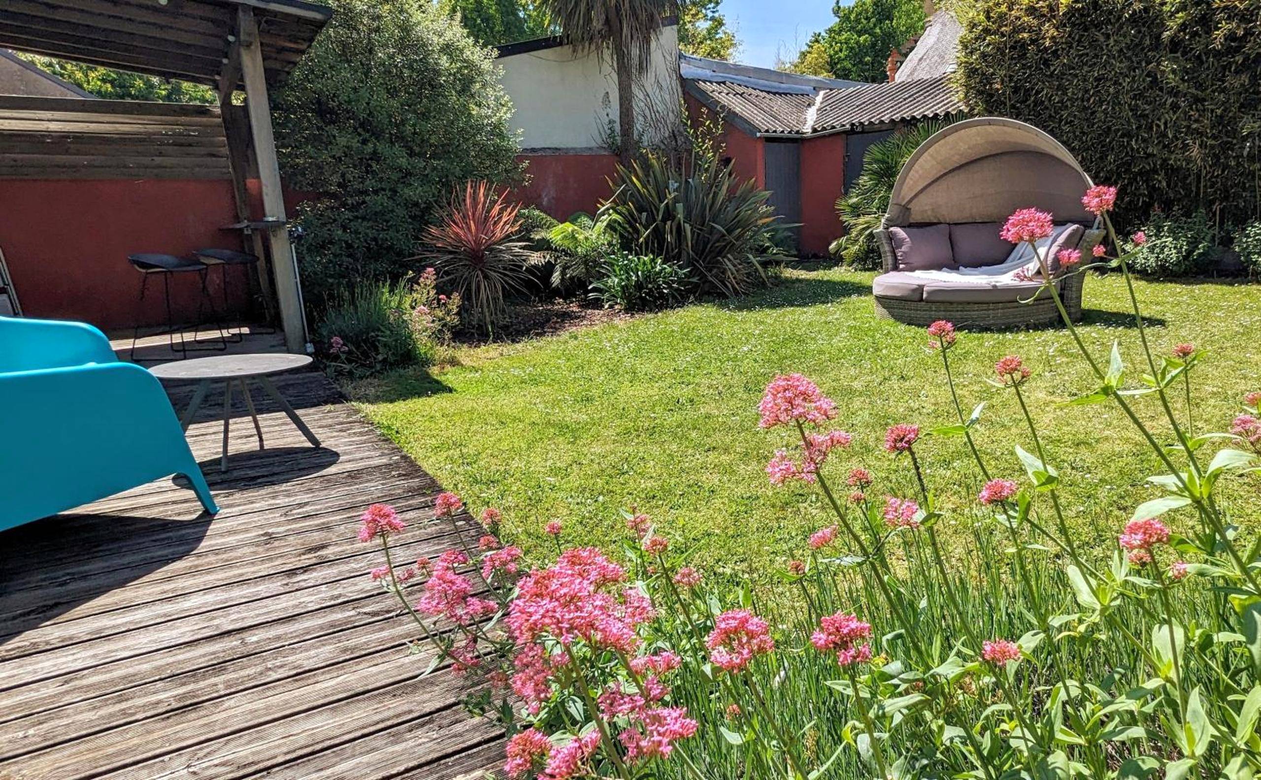 Jardin privatif avec terrasse et lit de soleil - Le Lovt - LOVE ROOM NANTES