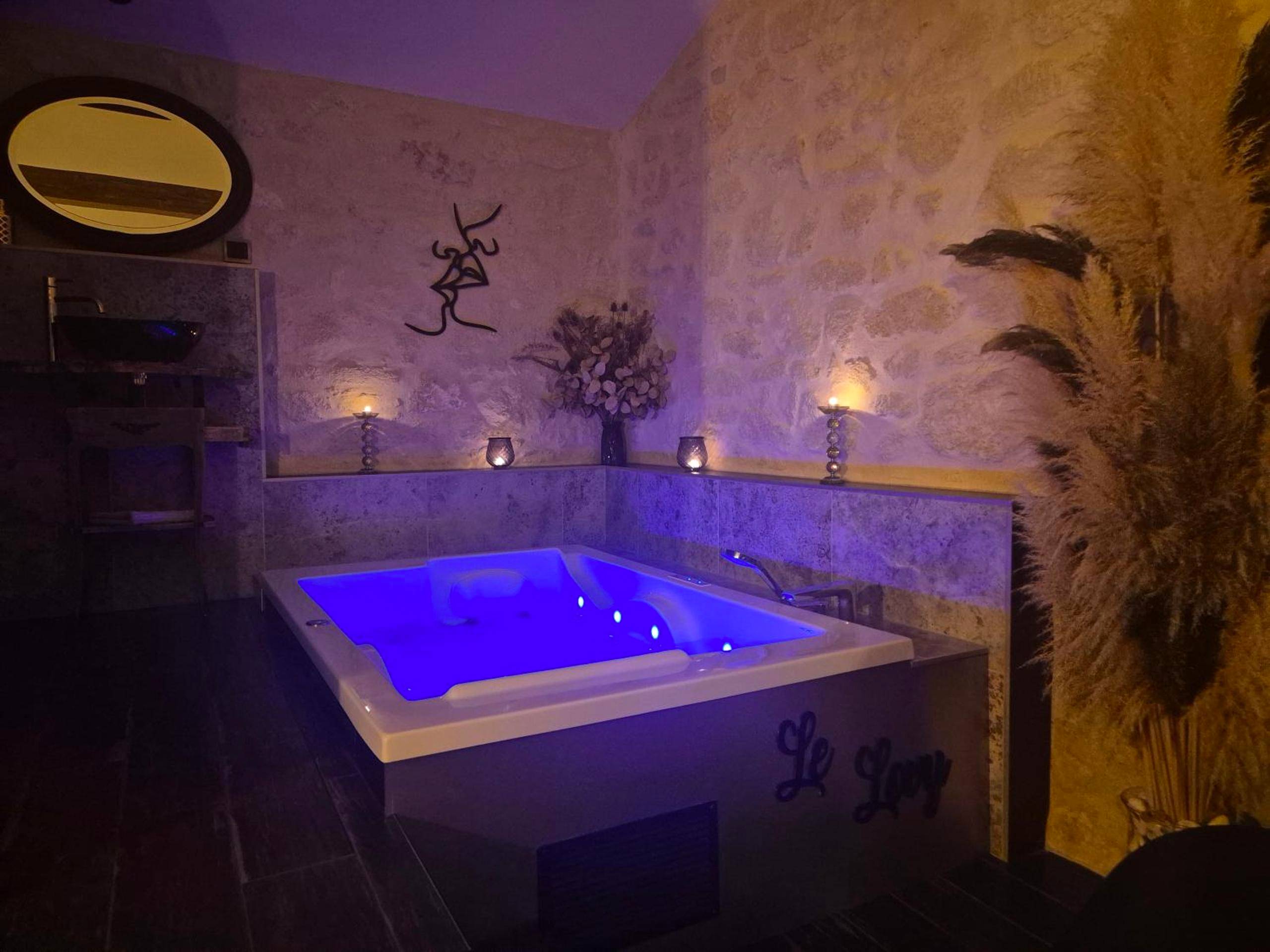 Baignoire balnéo avec éclairage bleu et bougies - Love Room Cubnezais - Le Lovy , Studio indépendant avec Jacuzzi