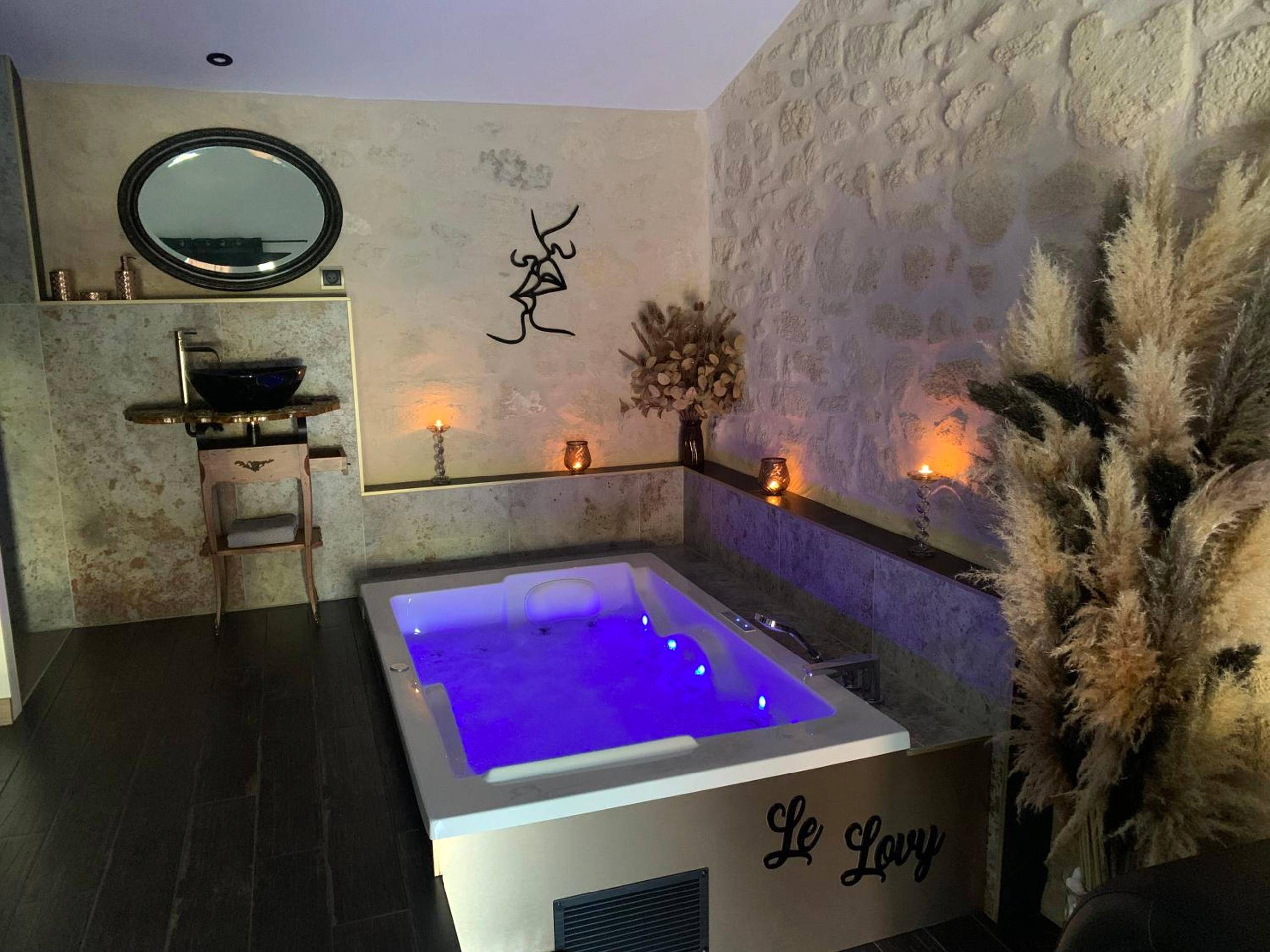 Espace bien - être avec jacuzzi et mur en pierre - Le Lovy , Studio indépendant avec Jacuzzi