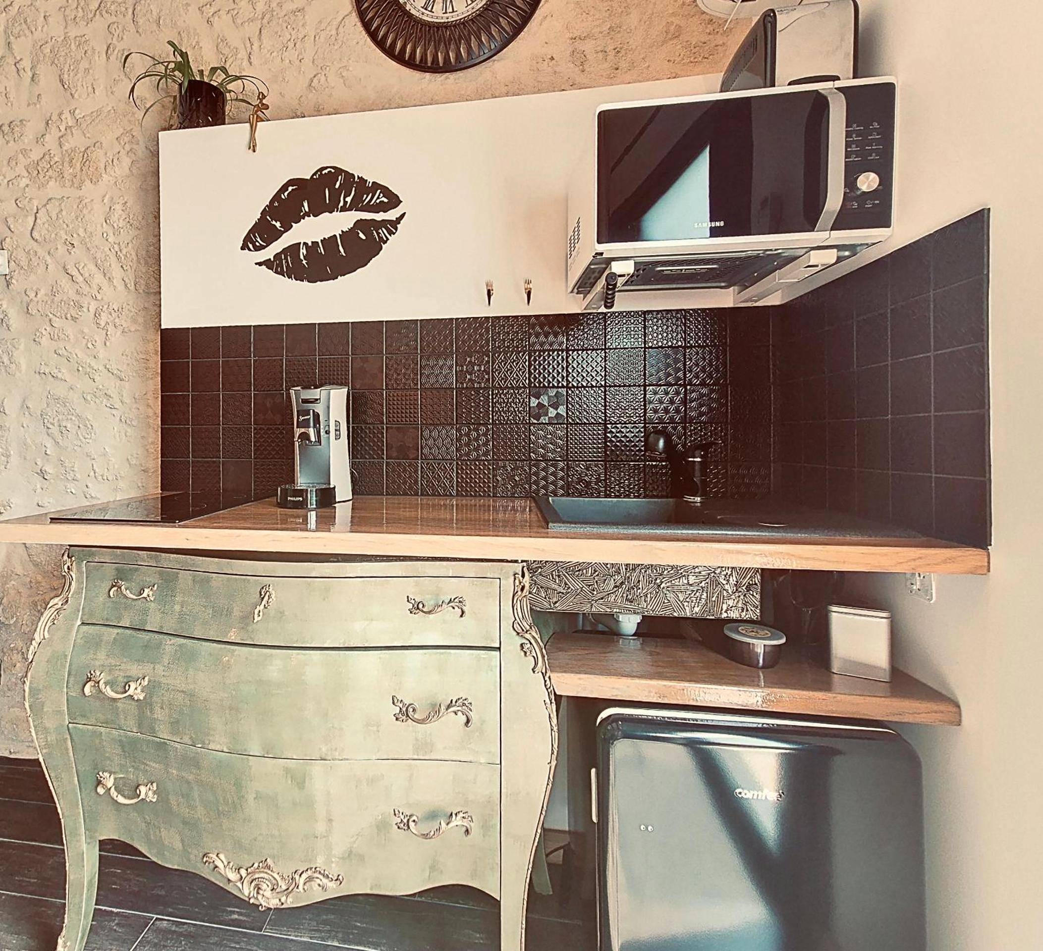 Kitchenette équipée avec commode de style - Le Lovy , Studio indépendant avec Jacuzzi