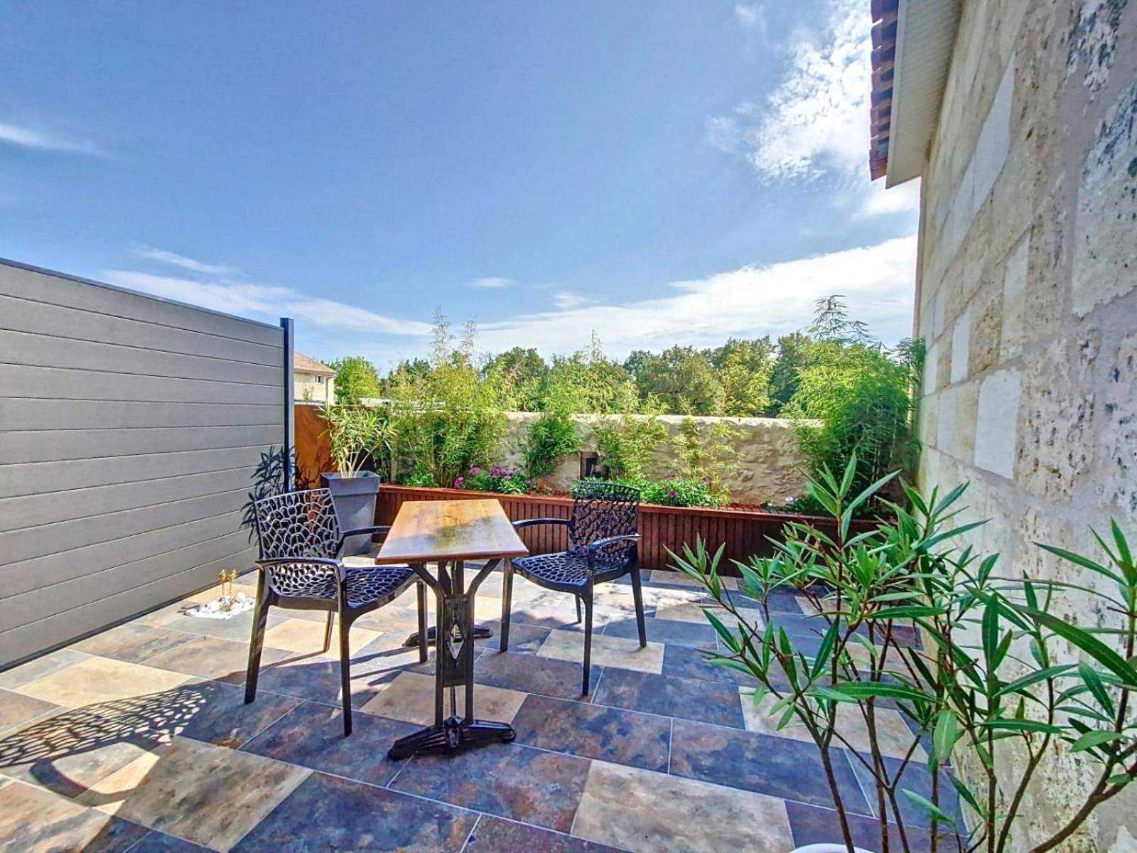 Terrasse privative aménagée avec table et chaises - Le Lovy , Studio indépendant avec Jacuzzi