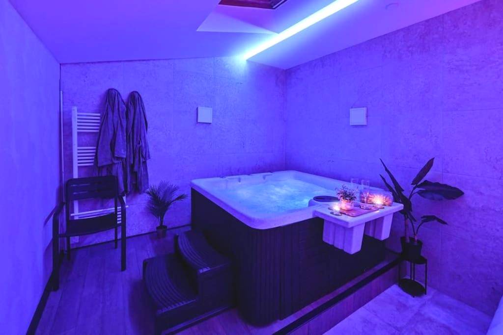 Jacuzzi privatif avec éclairage néon bleu - Love Room Villeurbanne - Le Lux Spa