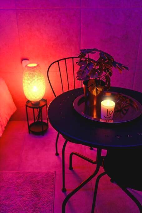 Table ronde avec bougie et lampe d'ambiance - Le Lux Spa