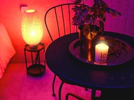Table ronde avec bougie et lampe d'ambiance - Le Lux Spa