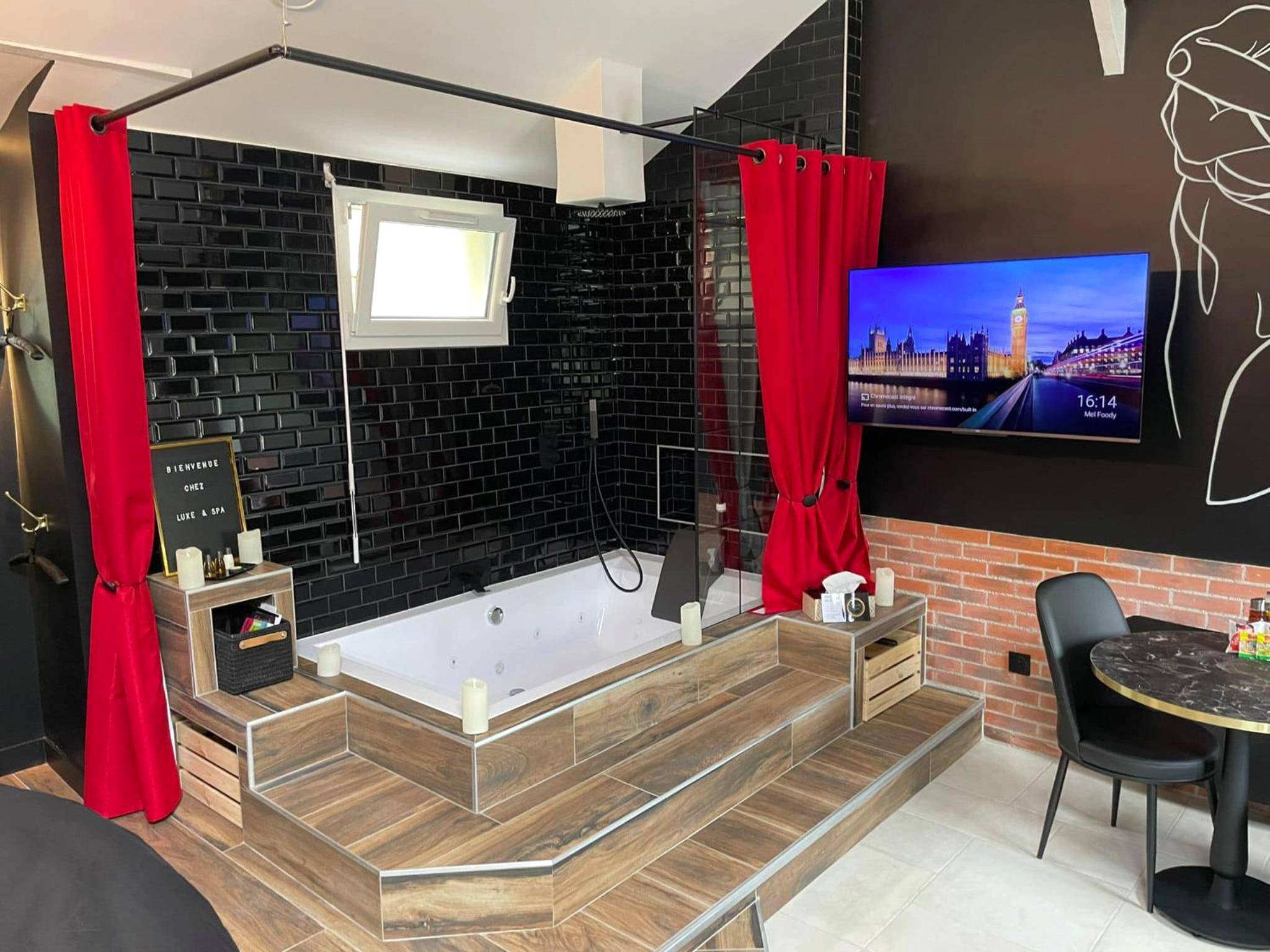 Baignoire balnéo encastrée et rideaux rouges - Luxe and Spa