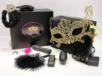 Coffret coquin avec loup doré et accessoires - Luxe and Spa