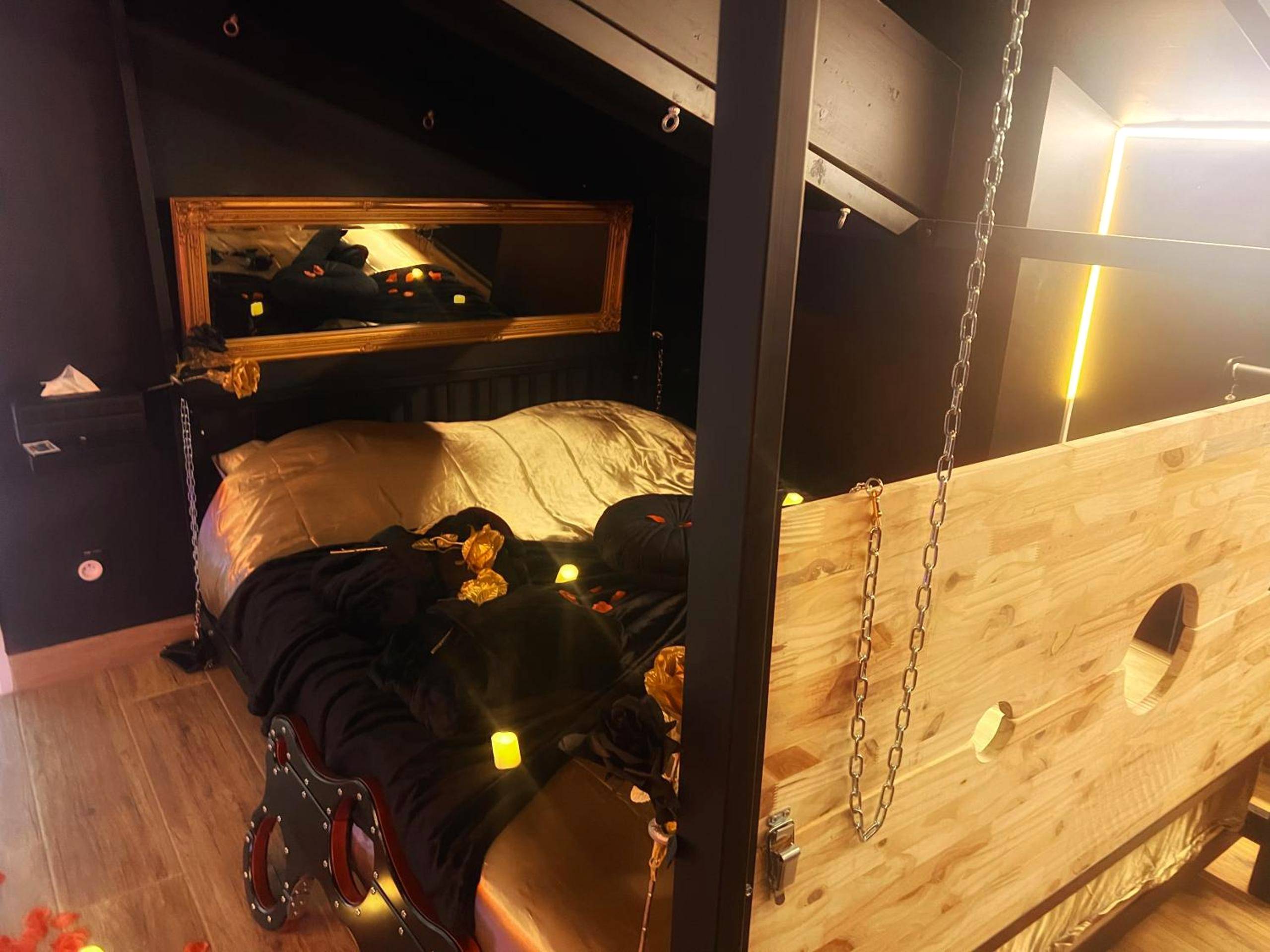 Lit thématique avec accessoires de jeux - Love Room Luxure 50 Nuances