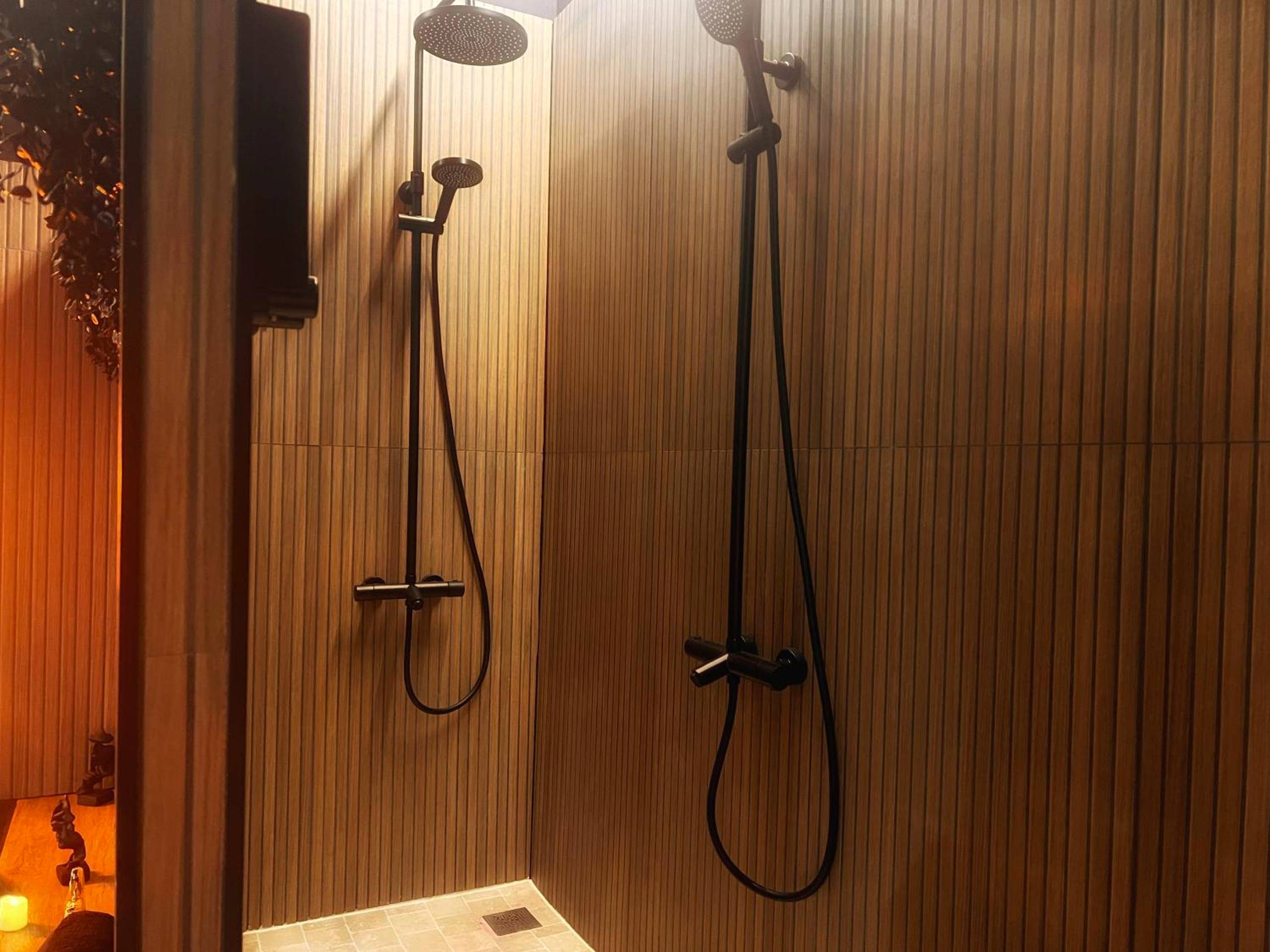 Double douche à l'italienne moderne - Love Room Luxure 50 Nuances