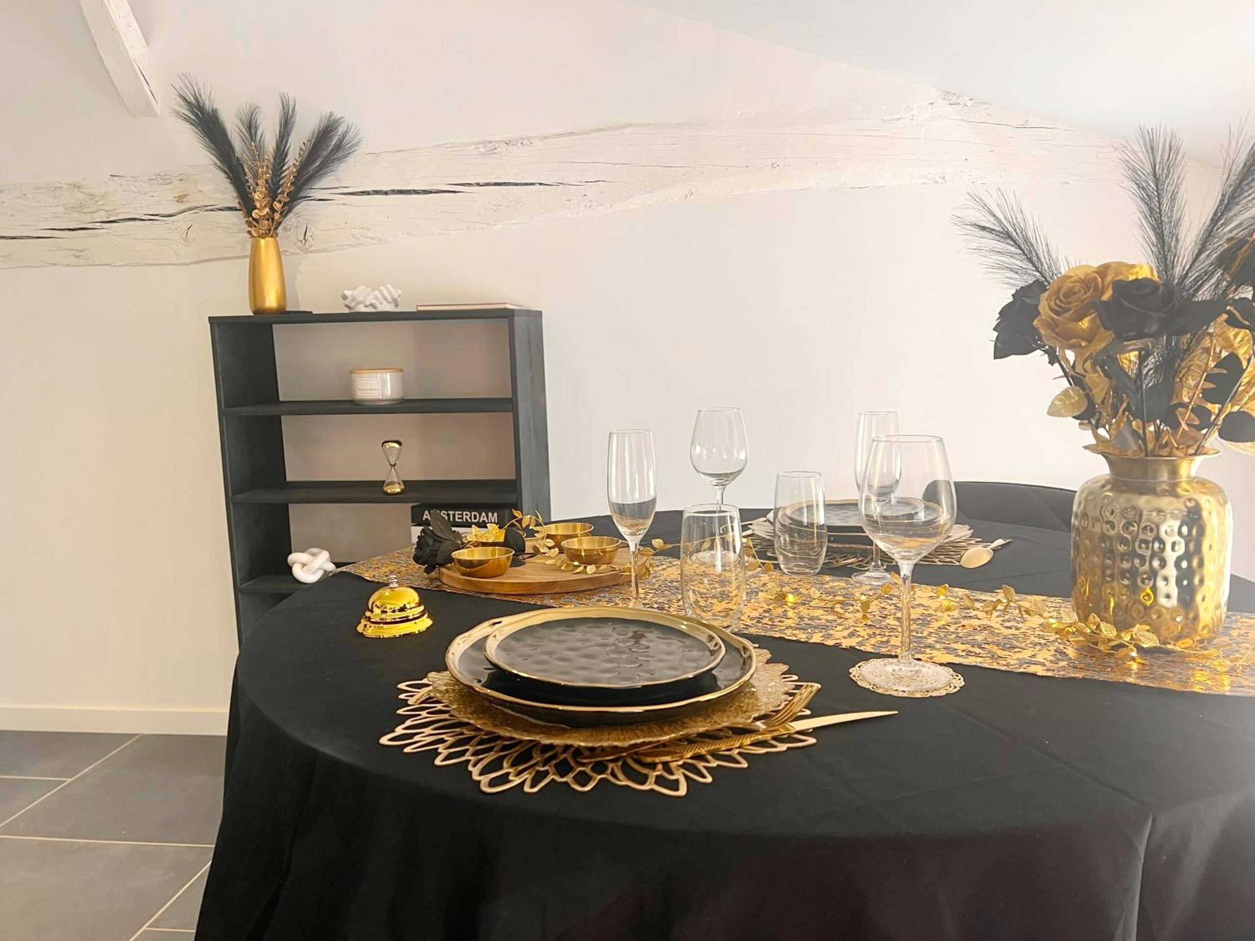 Table dressée avec décoration noire et dorée - Love Room Luxure 50 Nuances