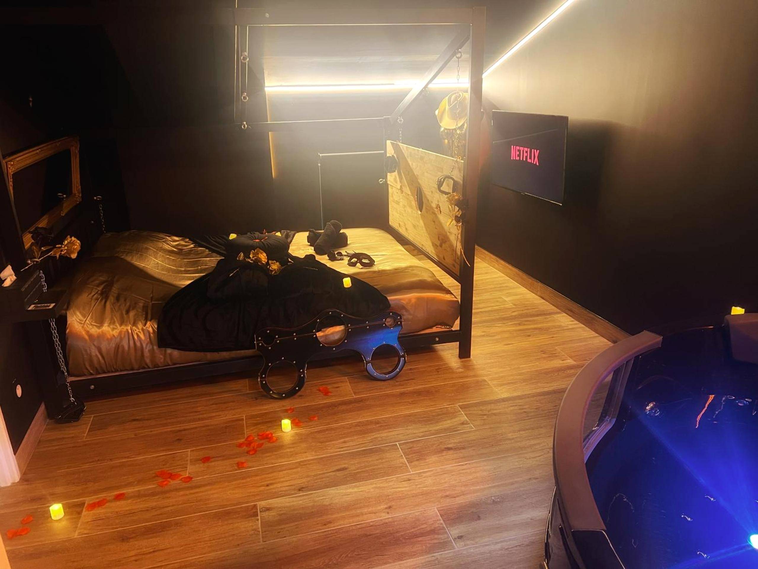 Suite romantique avec lit, TV et jacuzzi - Love Room Luxure 50 Nuances