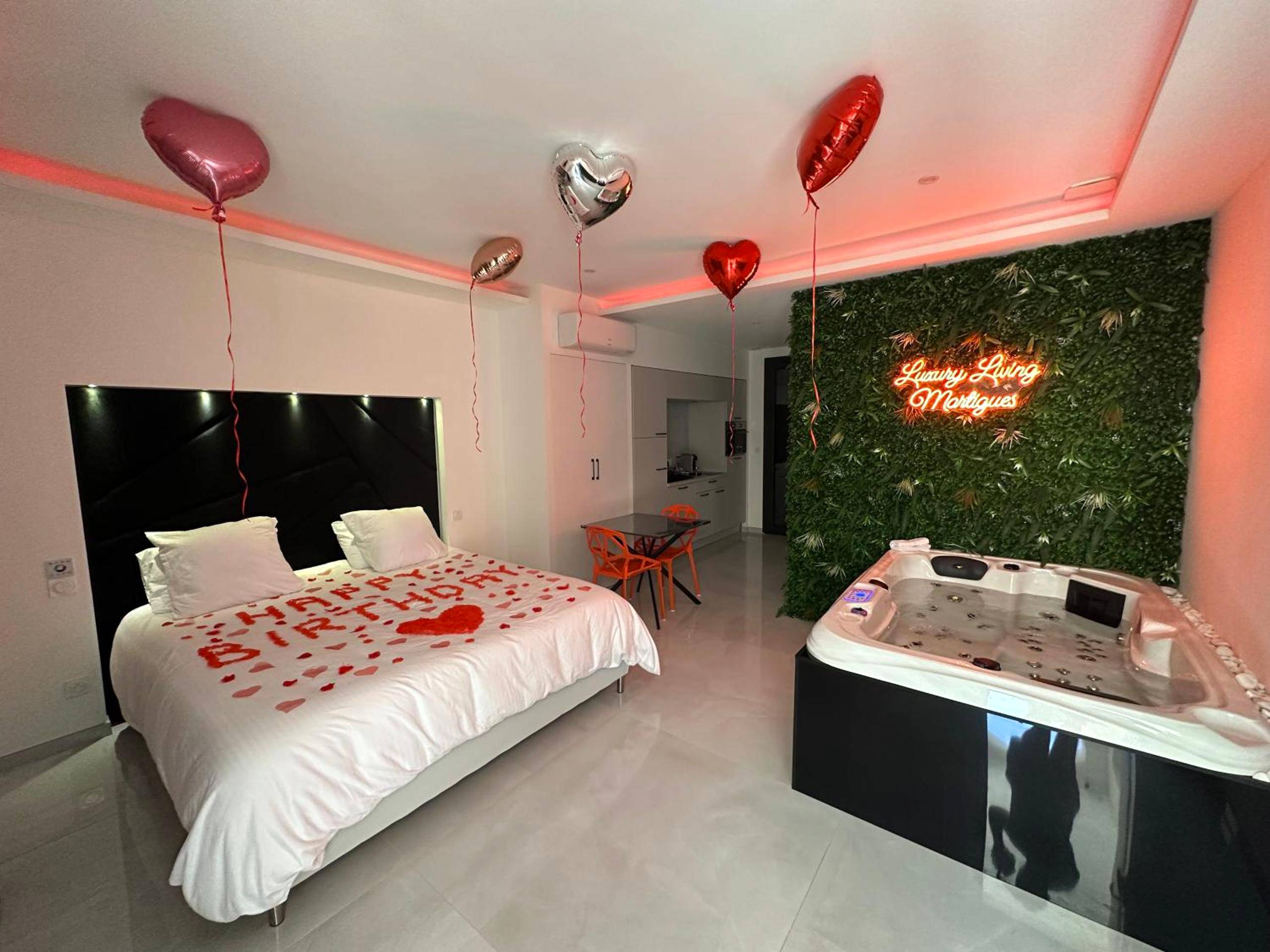 Lit décoré et jacuzzi sous ballons en cœur - Luxury Living Martigues