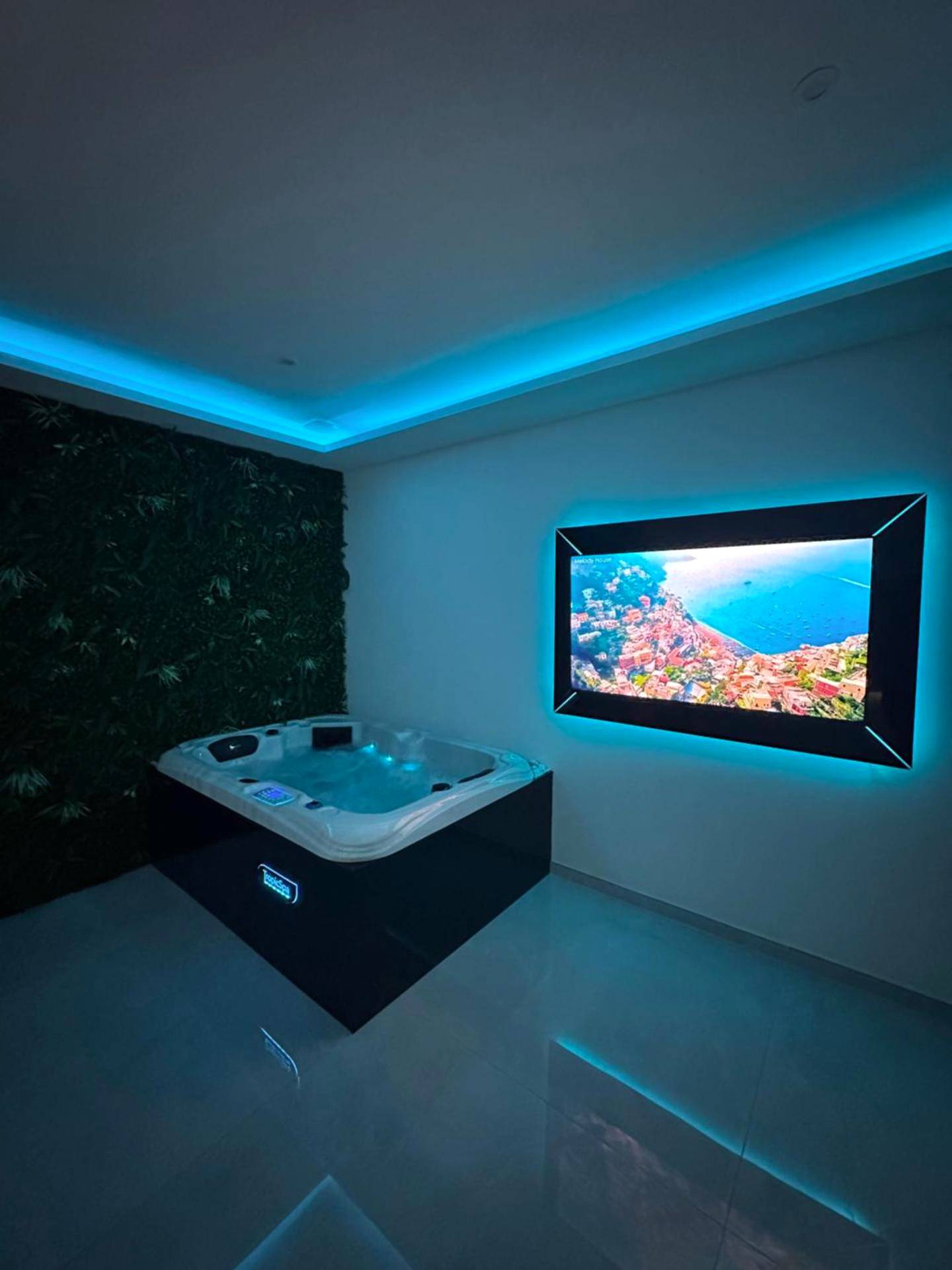 Baignoire balnéo et écran mural sous LED bleues - Luxury Living Martigues