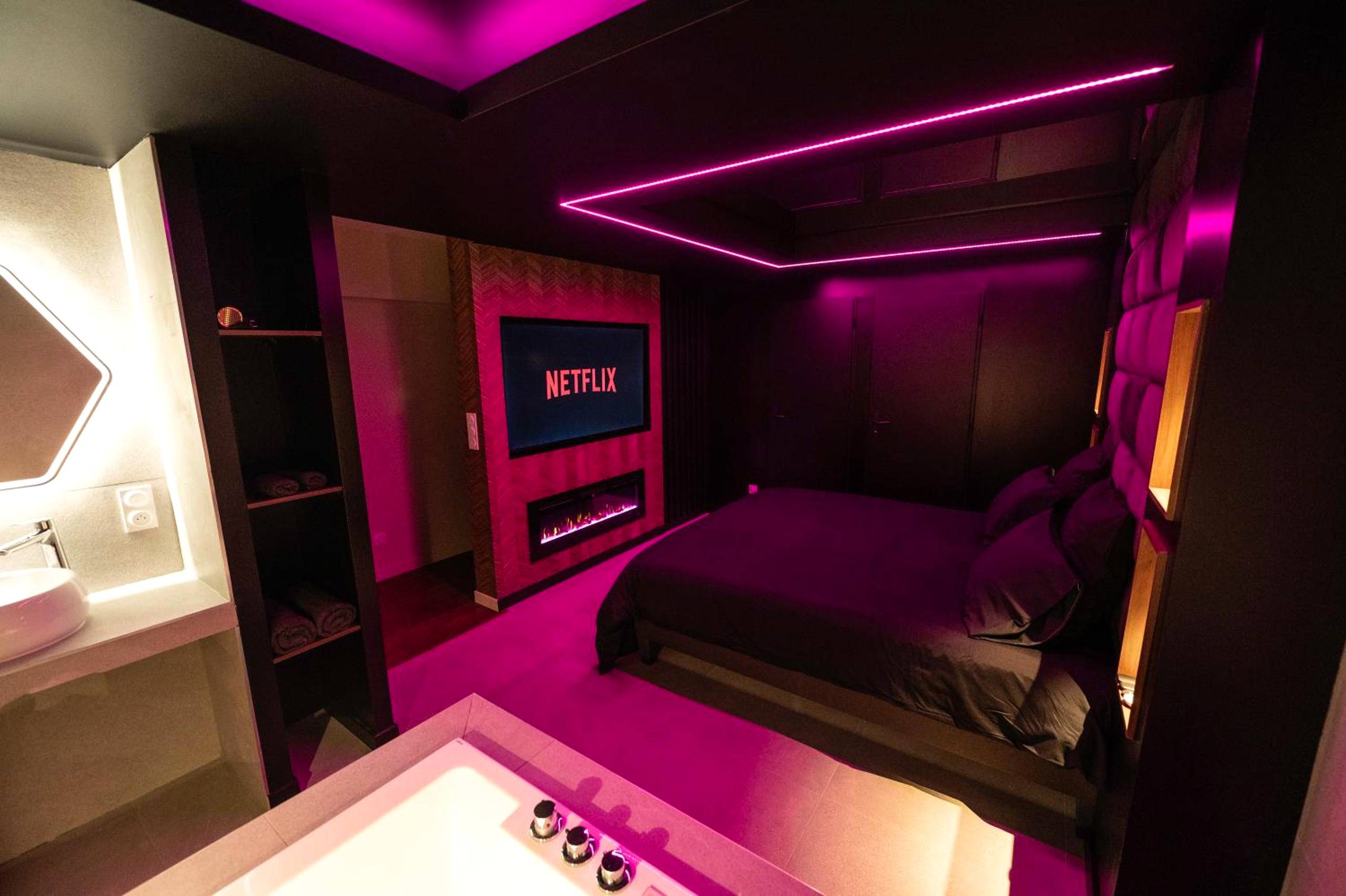 Chambre avec écran géant et cheminée électrique - LV Suites Jaude