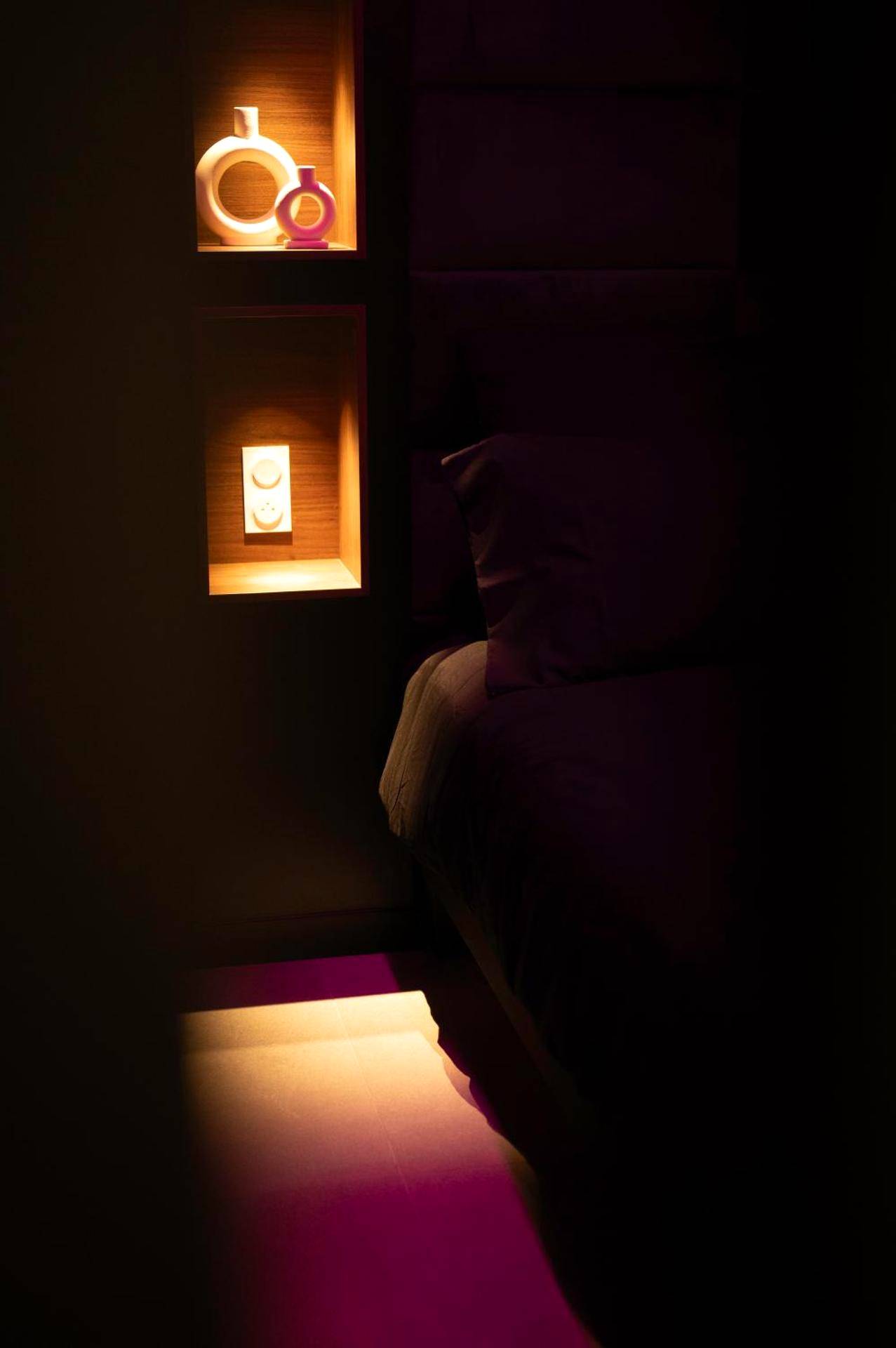 Détail de niches lumineuses avec décoration - LV Suites Jaude